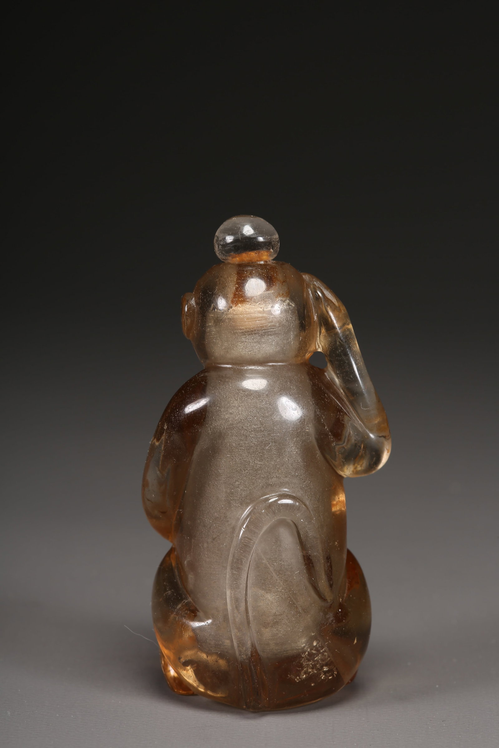 A CRYSTAL "MONKEY PRESENTING LONGEVITY" SNUFF BOTTLE - 7