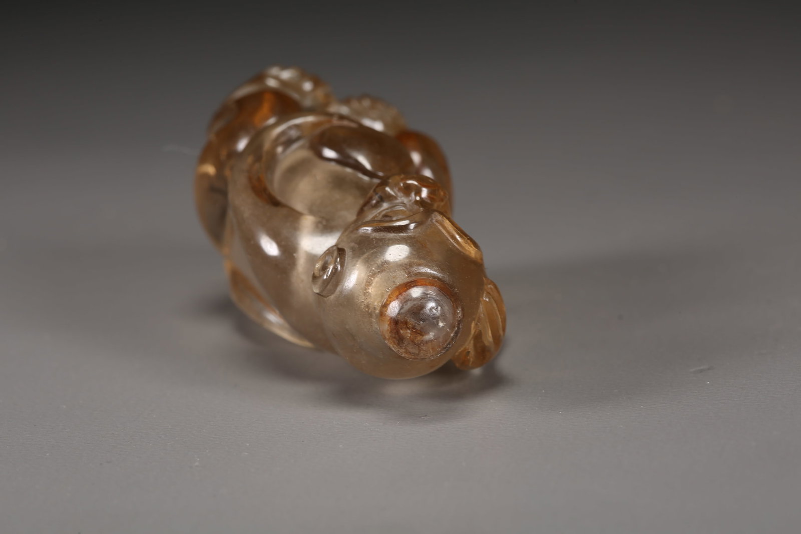 A CRYSTAL "MONKEY PRESENTING LONGEVITY" SNUFF BOTTLE - 8