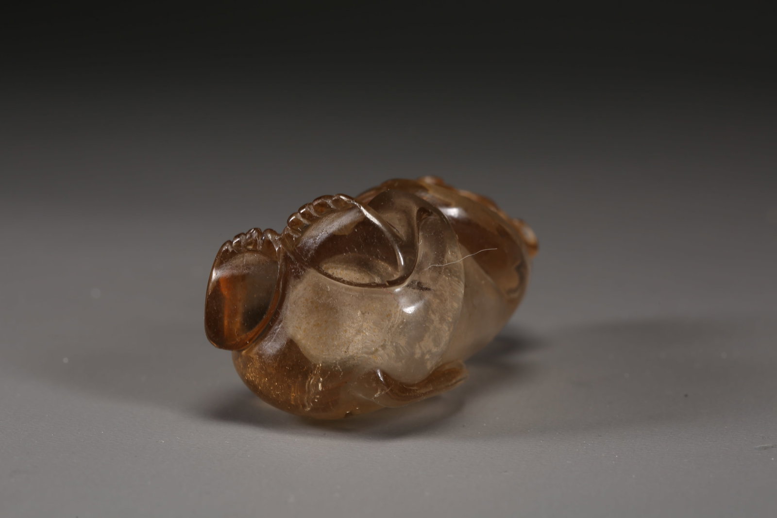 A CRYSTAL "MONKEY PRESENTING LONGEVITY" SNUFF BOTTLE - 9