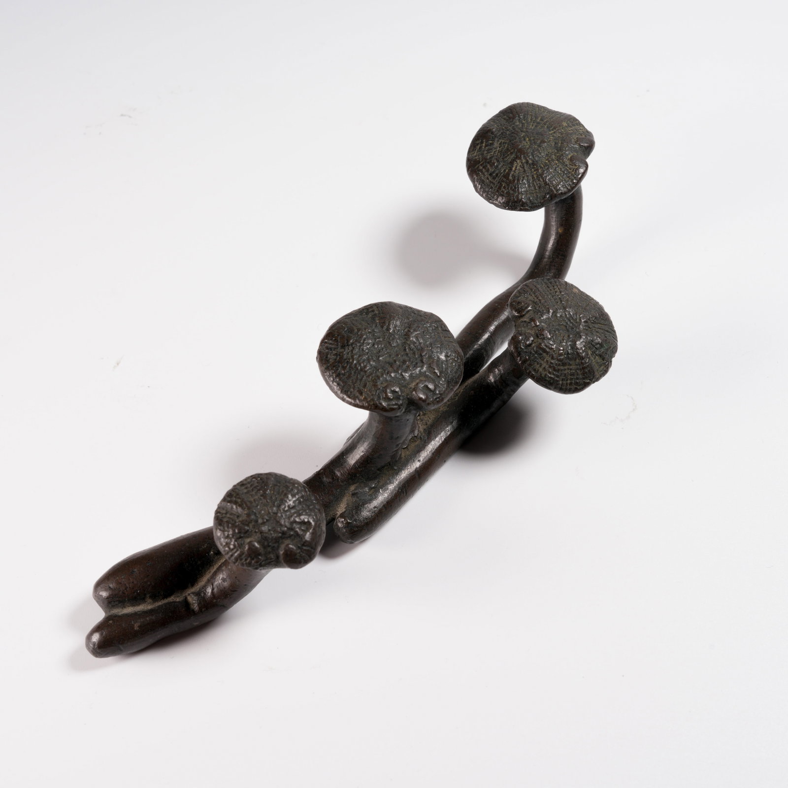 A BRONZE LINGZHI-SHAPED BRUSH REST: Bronze Lingzhi-Shaped Brush Rest
