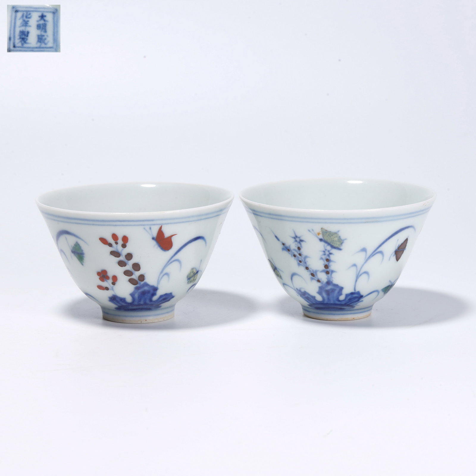 A PAIR OF BLUE-AND-WHITE CUPS WITH DONG STONE FLORAL DISH PATTERN: Pair of Blue-and-White Cups with Dong Stone Floral Dish Pattern