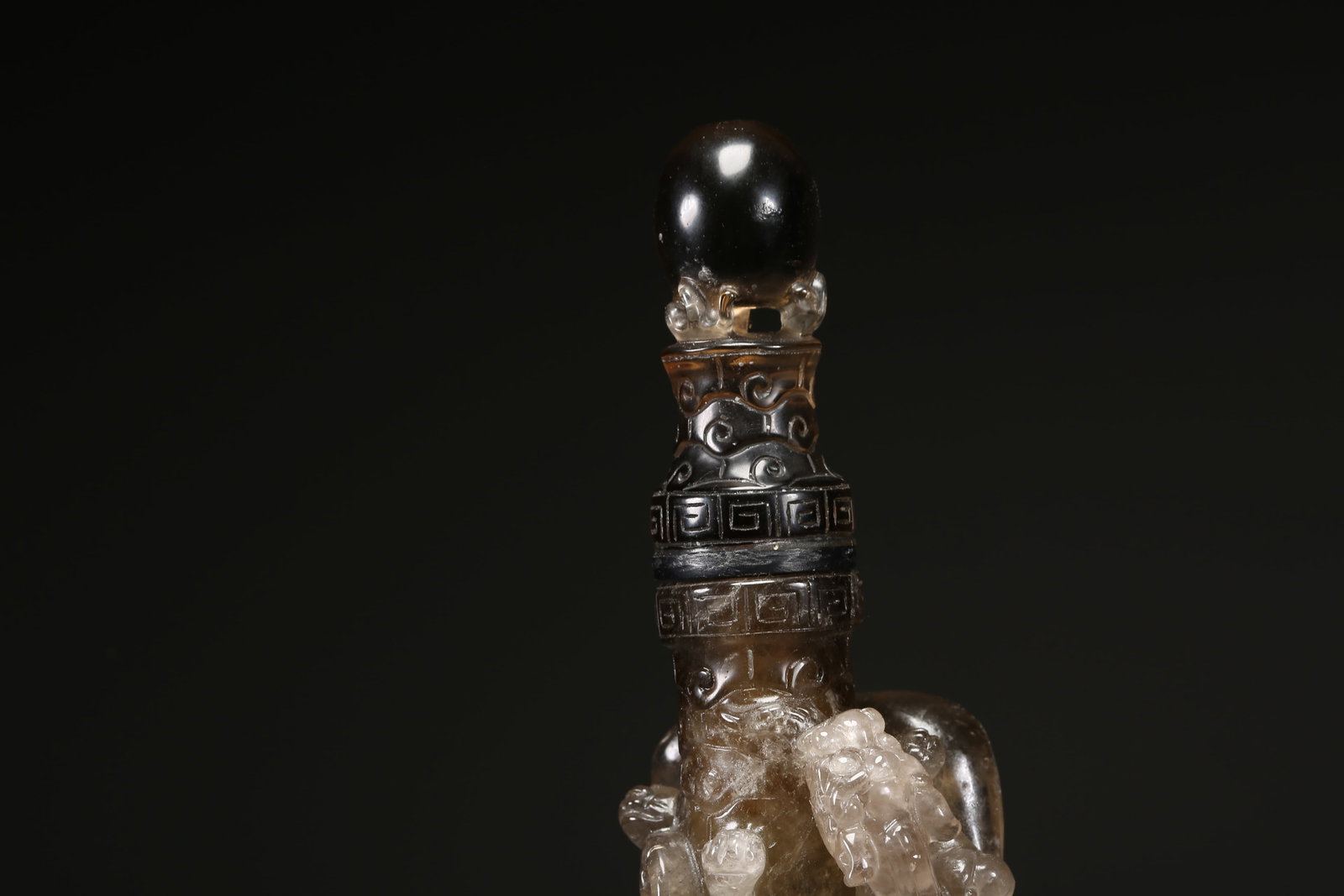 A CRYSTAL DRAGON PATTERN VASE - 2