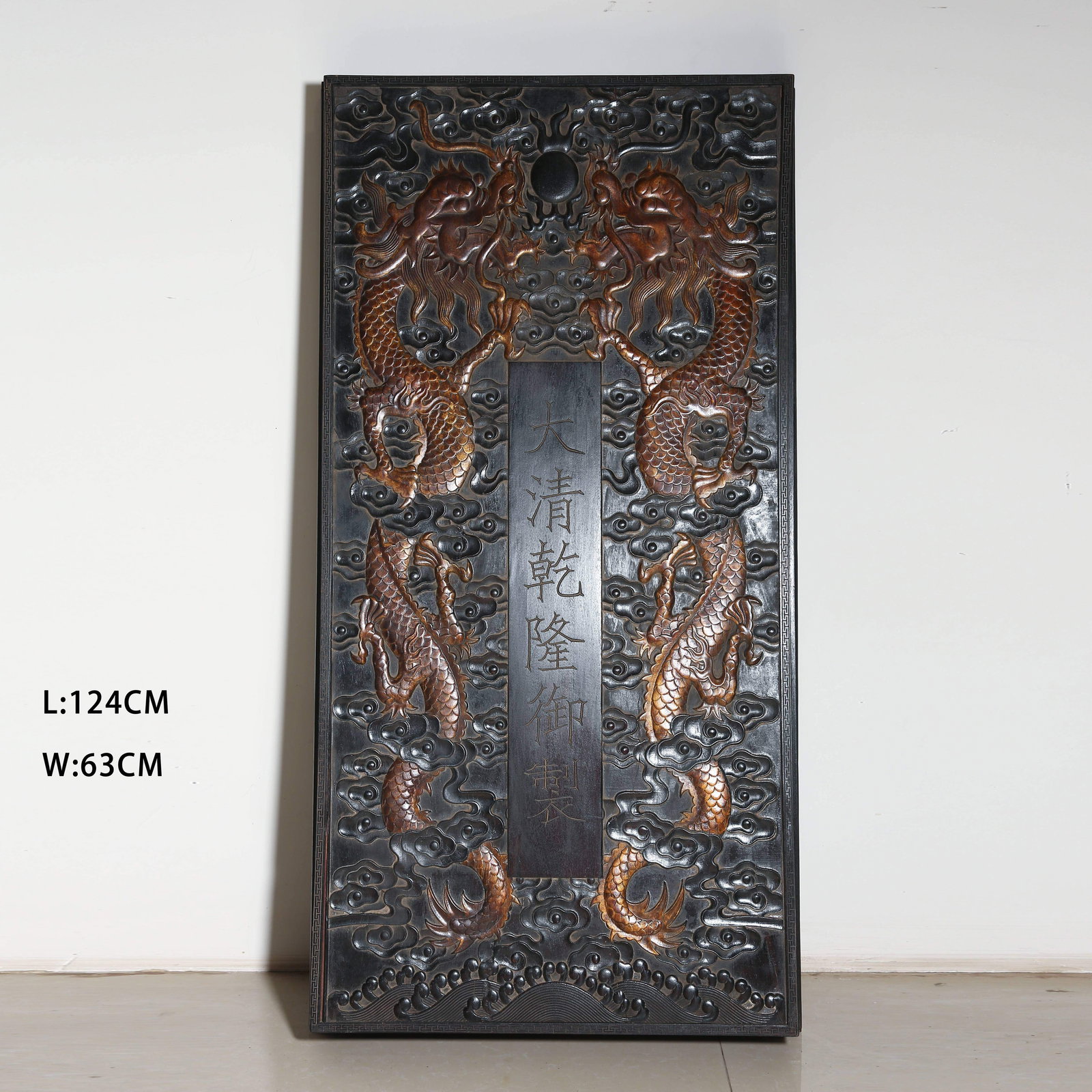 A ZITAN LARGE LIDDED BOX WITH GOLD-PAINTED SEA DRAGON PATTERN (1 of 10)