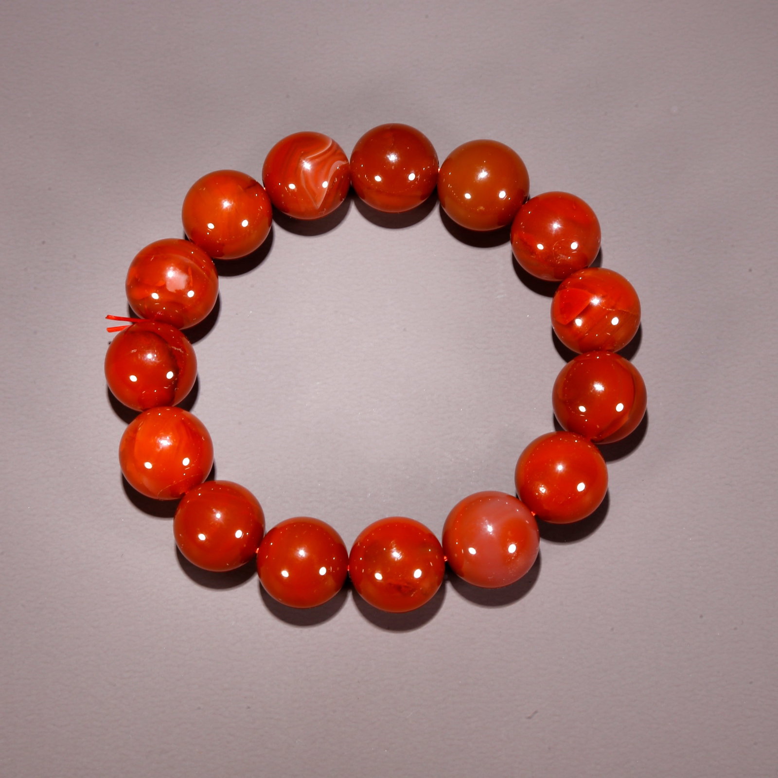 A SOUTH-RED AGATE BRACELET: South-Red Agate Bracelet