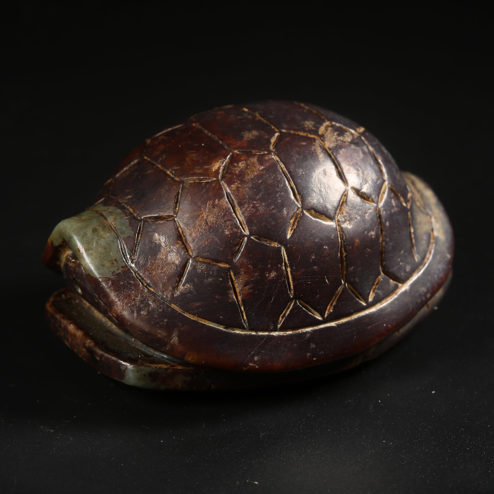 A ARCHAIC JADE HEADLESS TURTLE PENDANT: Archaic jade headless turtle pendant
