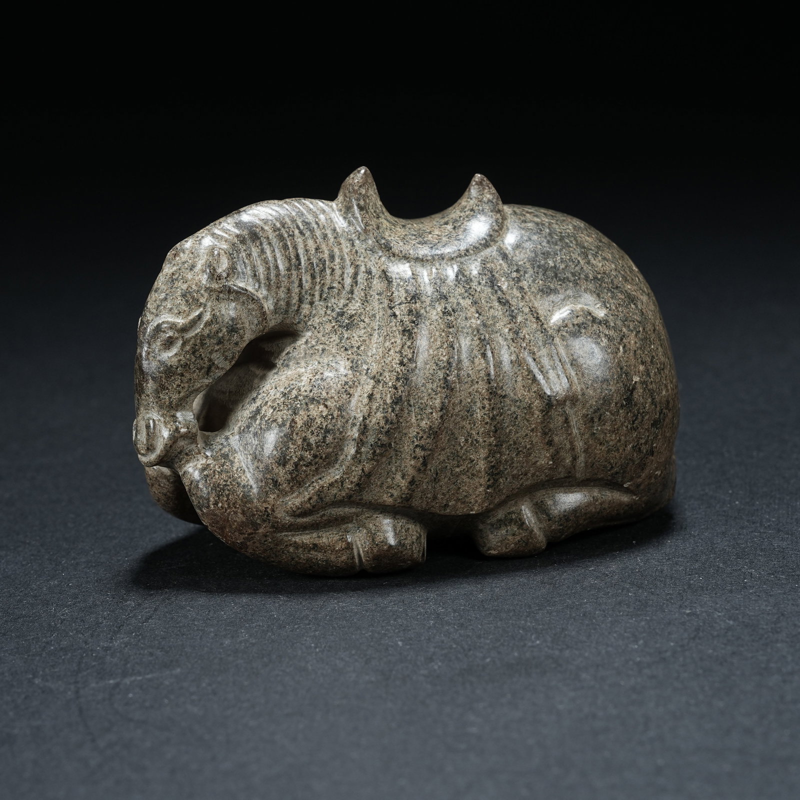 A ARCHAIC JADE RECUMBENT HORSE HANDHELD ORNAMENT (1 of 8)