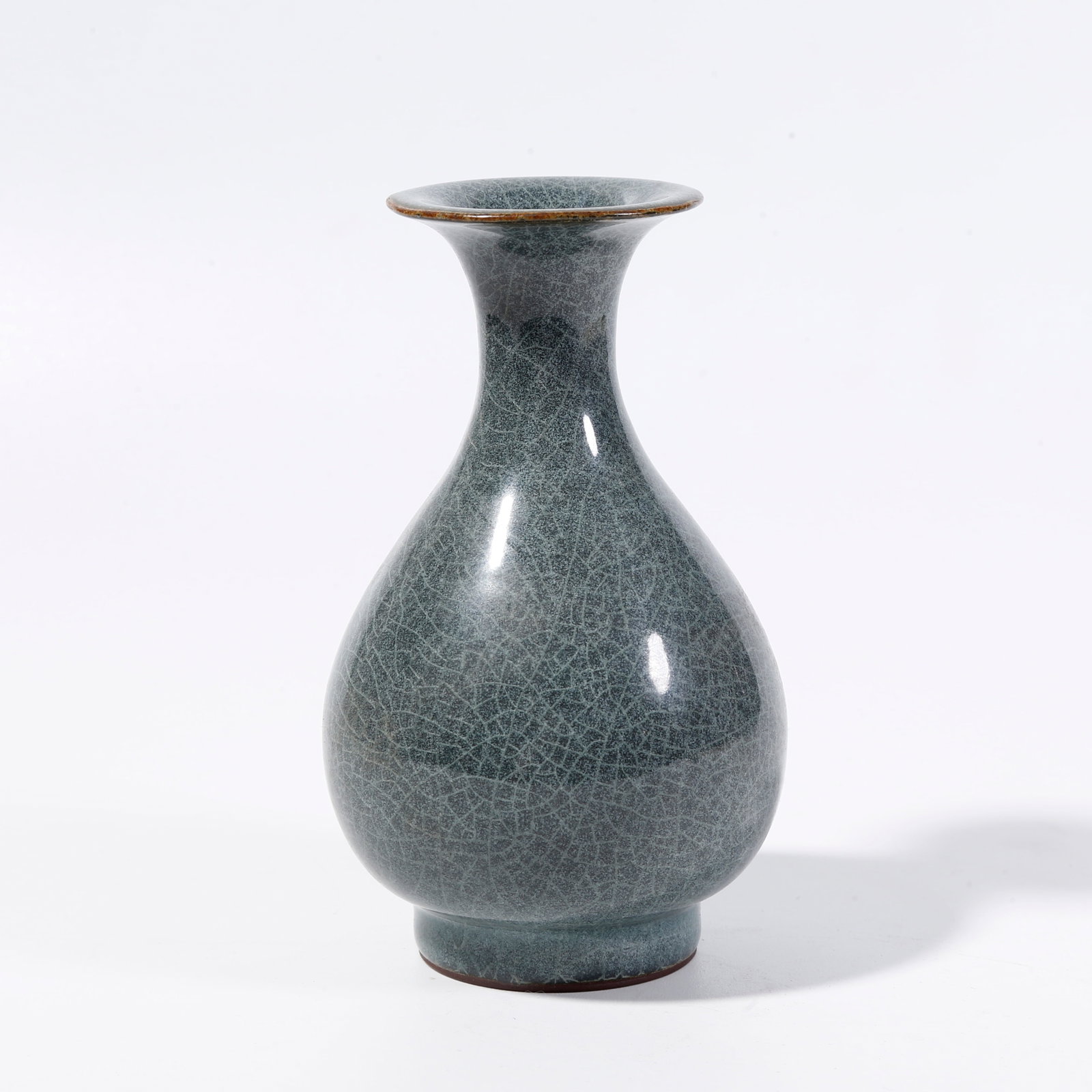 A YUHUCHUN VASE FROM GUAN KILN (1 of 8)