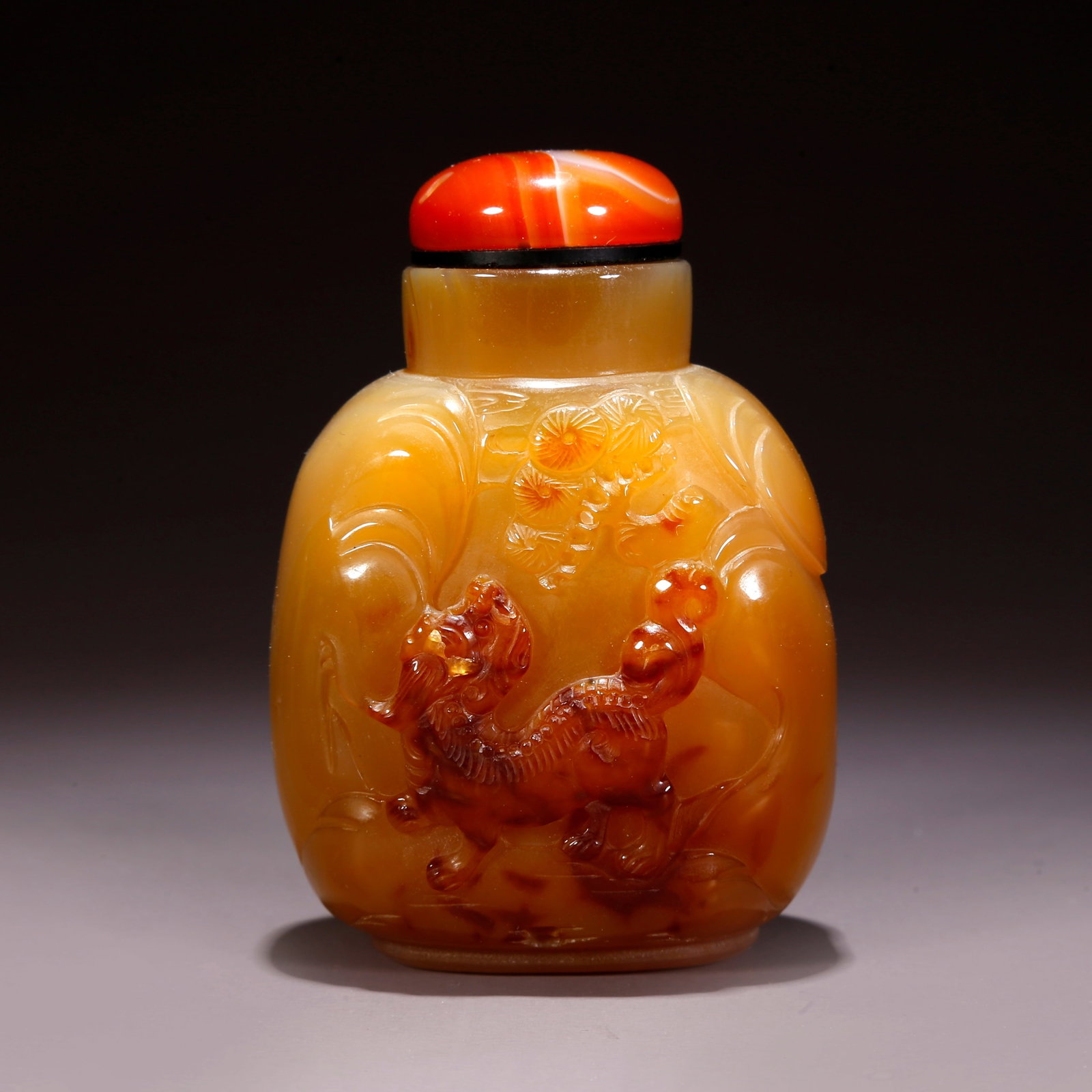 A AGATE CARVED SNUFF BOTTLE WITH BEAST MOTIF (1 of 9)