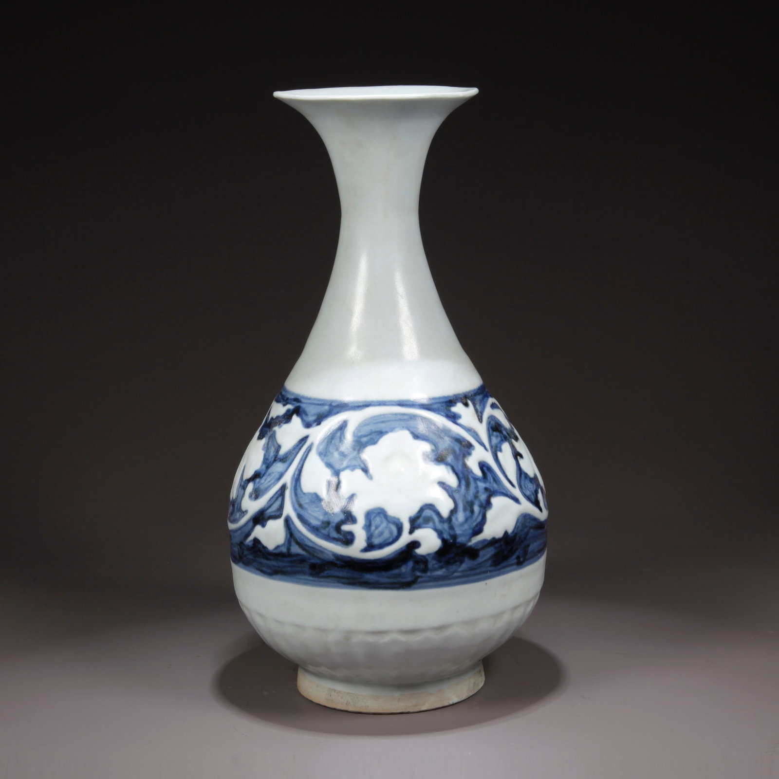A BLUE AND WHITE FLORAL PATTERN YUHUCHUN VASE (1 of 9)