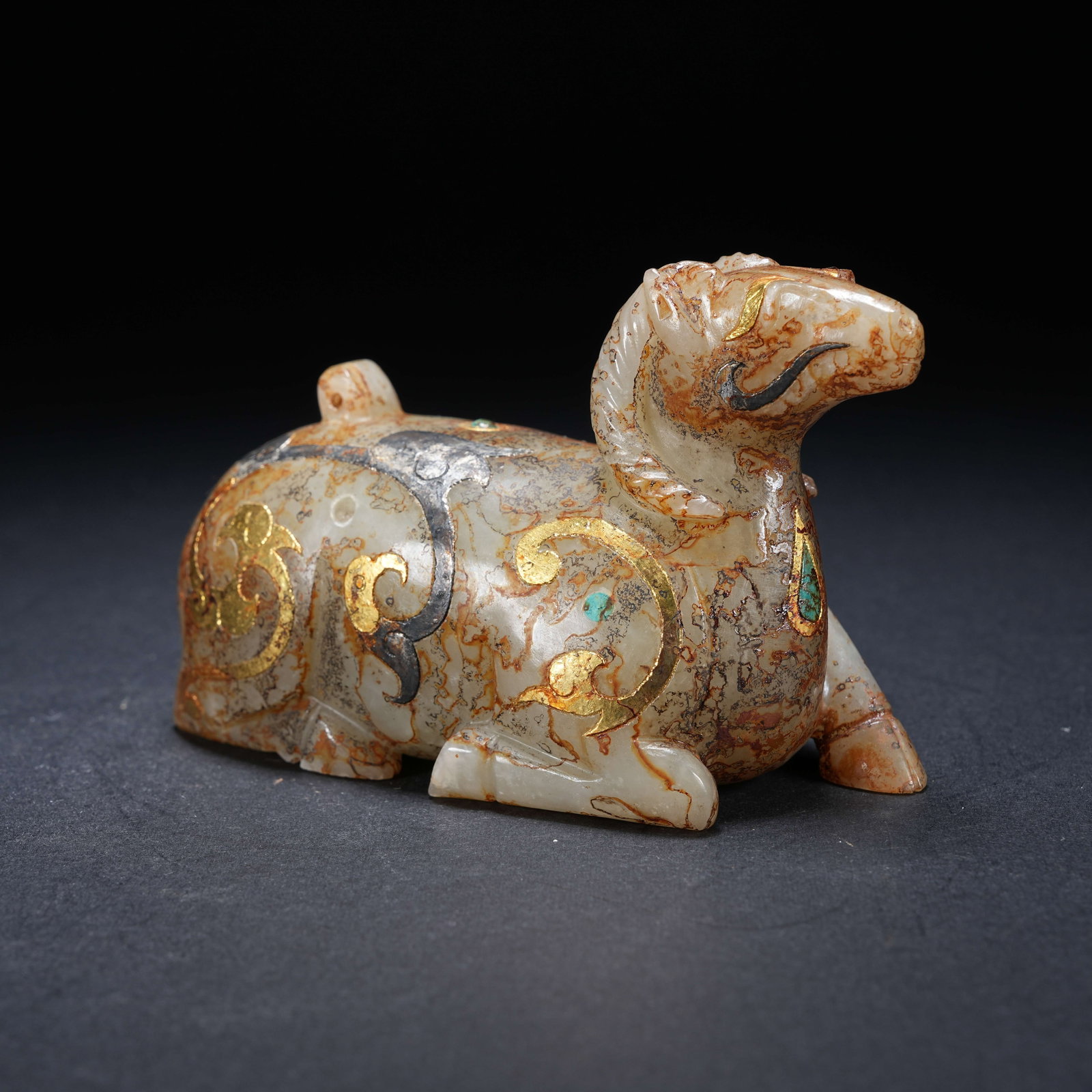 A ARCHAIC JADE RECLINING GOAT ORNAMENT WITH GOLD AND SILVER INLAY (1 of 8)