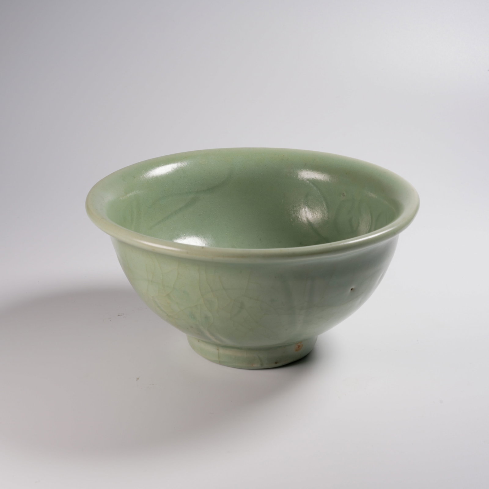A LONGQUAN KILN INCISED FLORAL MOTIF BOWL (1 of 9)