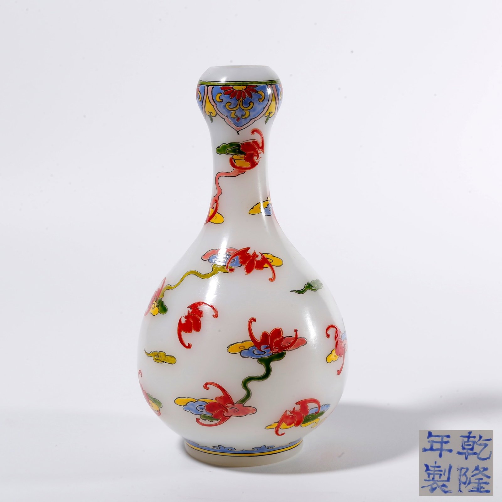 A PAINTED ENAMEL GLASS GARLIC-MOUTH VASE WITH FORTUNE CLOUD PATTERN (1 of 9)