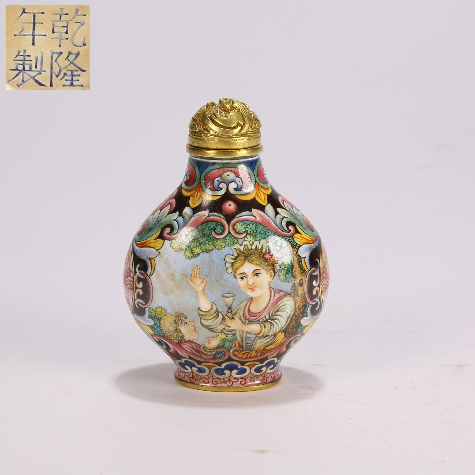 A GILT CLOISONNE SNUFF BOTTLE WITH FIGURAL DECORATION (1 of 9)