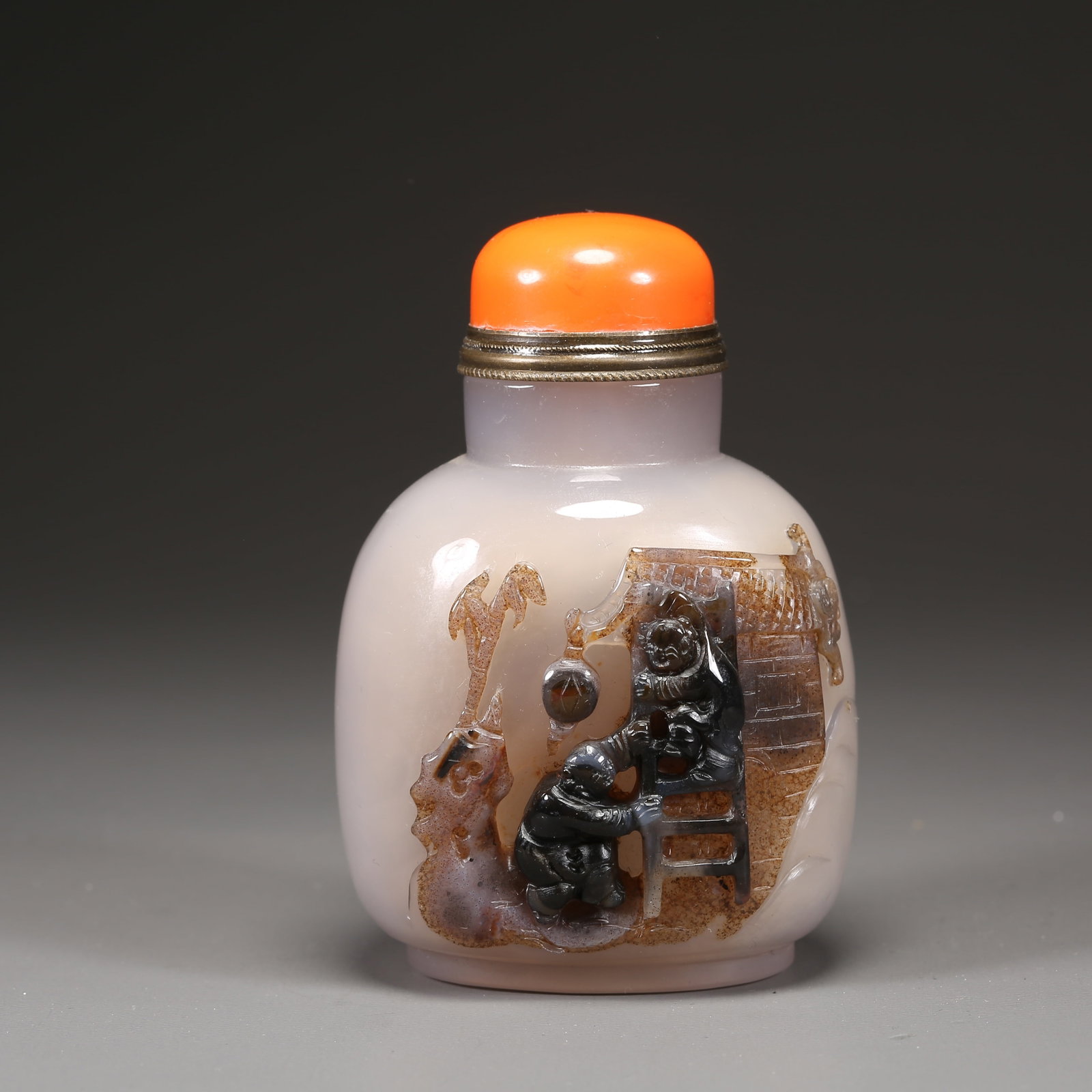 A AGATE INTRICATELY CARVED SNUFF BOTTLE WITH PLAYING CHILDREN (1 of 10)
