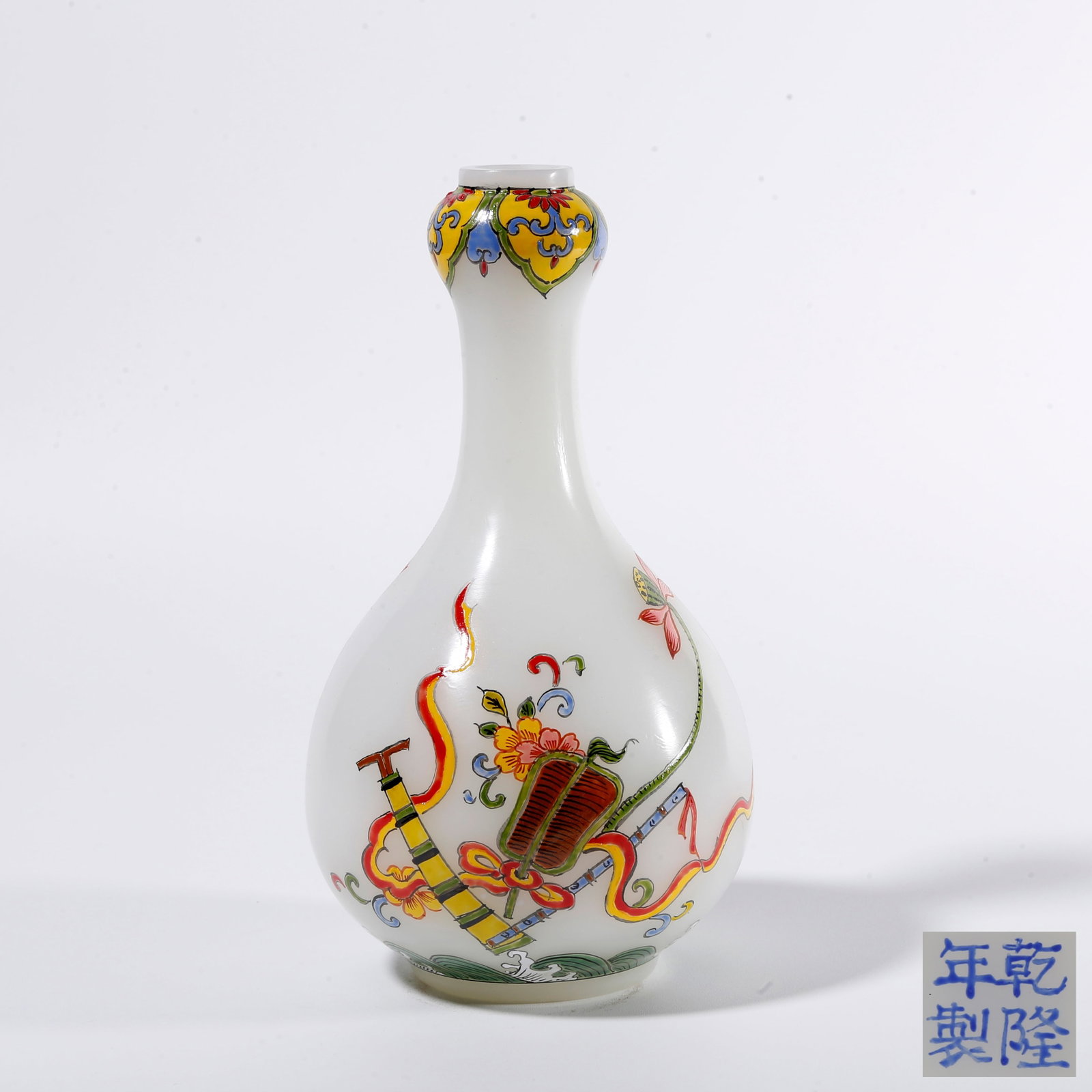 A PAINTED ENAMEL GLASS GARLIC-MOUTH VASE WITH EIGHT TREASURES PATTERN (1 of 10)