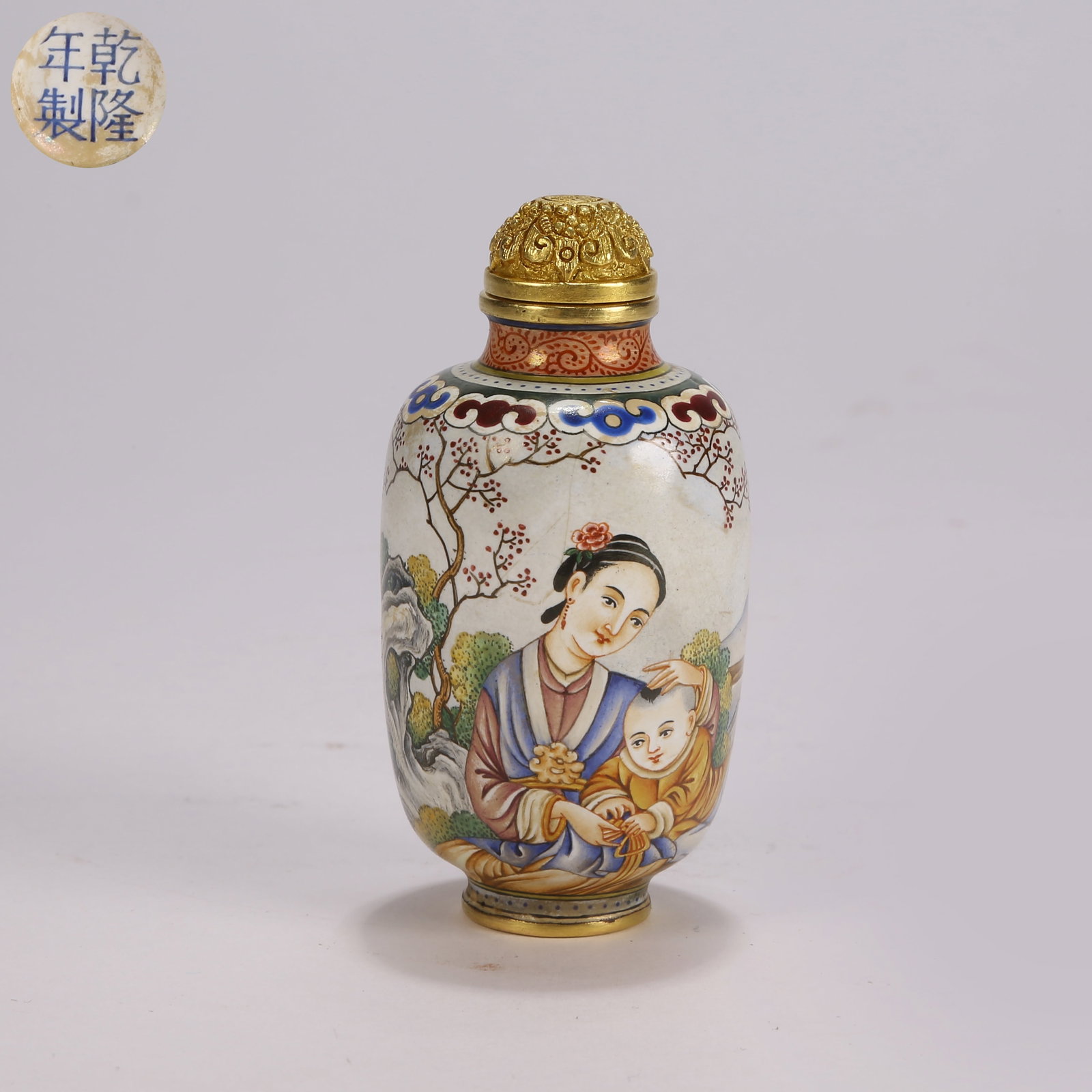A GILT CLOISONNE SNUFF BOTTLE WITH FIGURAL DECORATION (1 of 10)