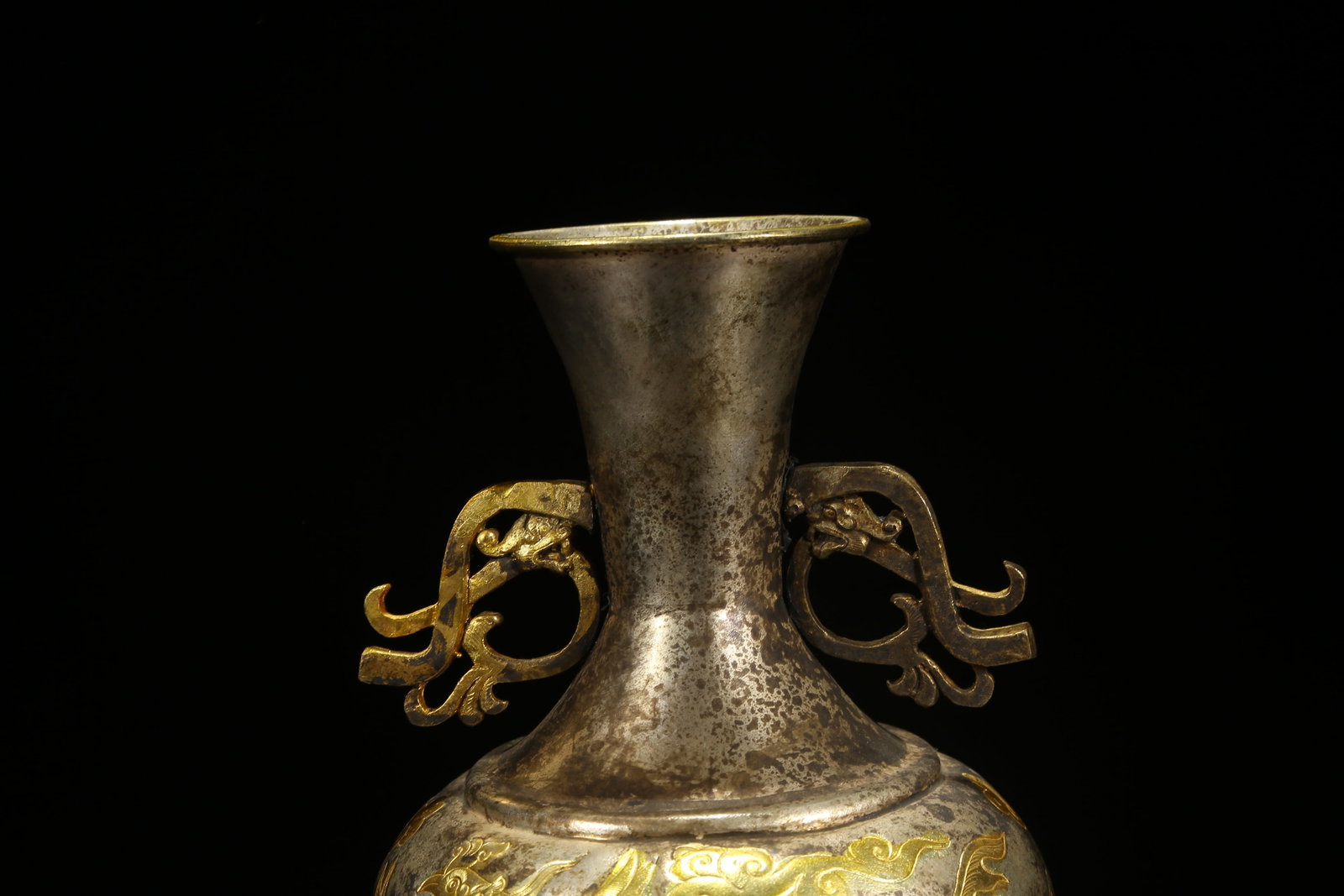 A BRONZE PARTIAL GILDED DOUBLE-HANDLED VASE WITH PHOENIX PATTERN - 2