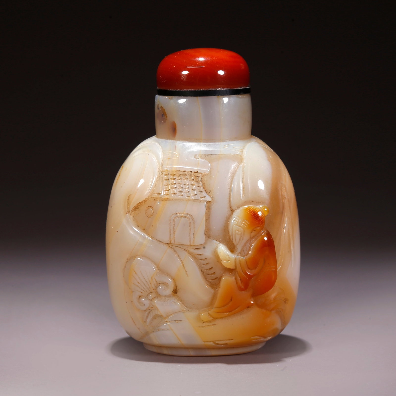 A AGATE CARVED SNUFF BOTTLE WITH FIGURAL MOTIF: Agate Carved Snuff Bottle with Figural Motif