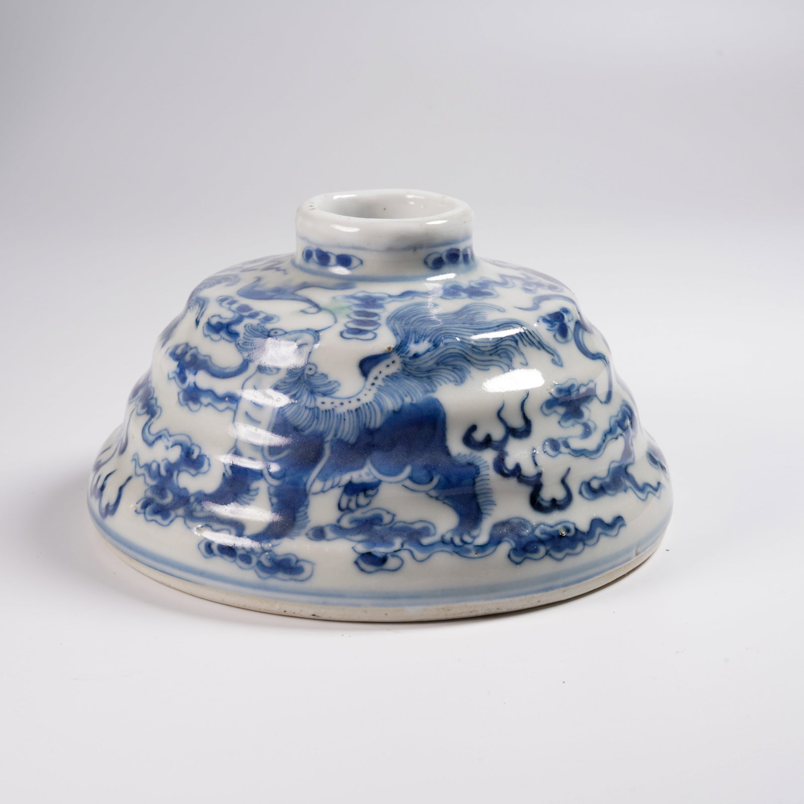 A BLUE-AND-WHITE AUSPICIOUS BEAST MOTIF HORSESHOE VASE: Blue-and-White Auspicious Beast Motif Horseshoe Vase