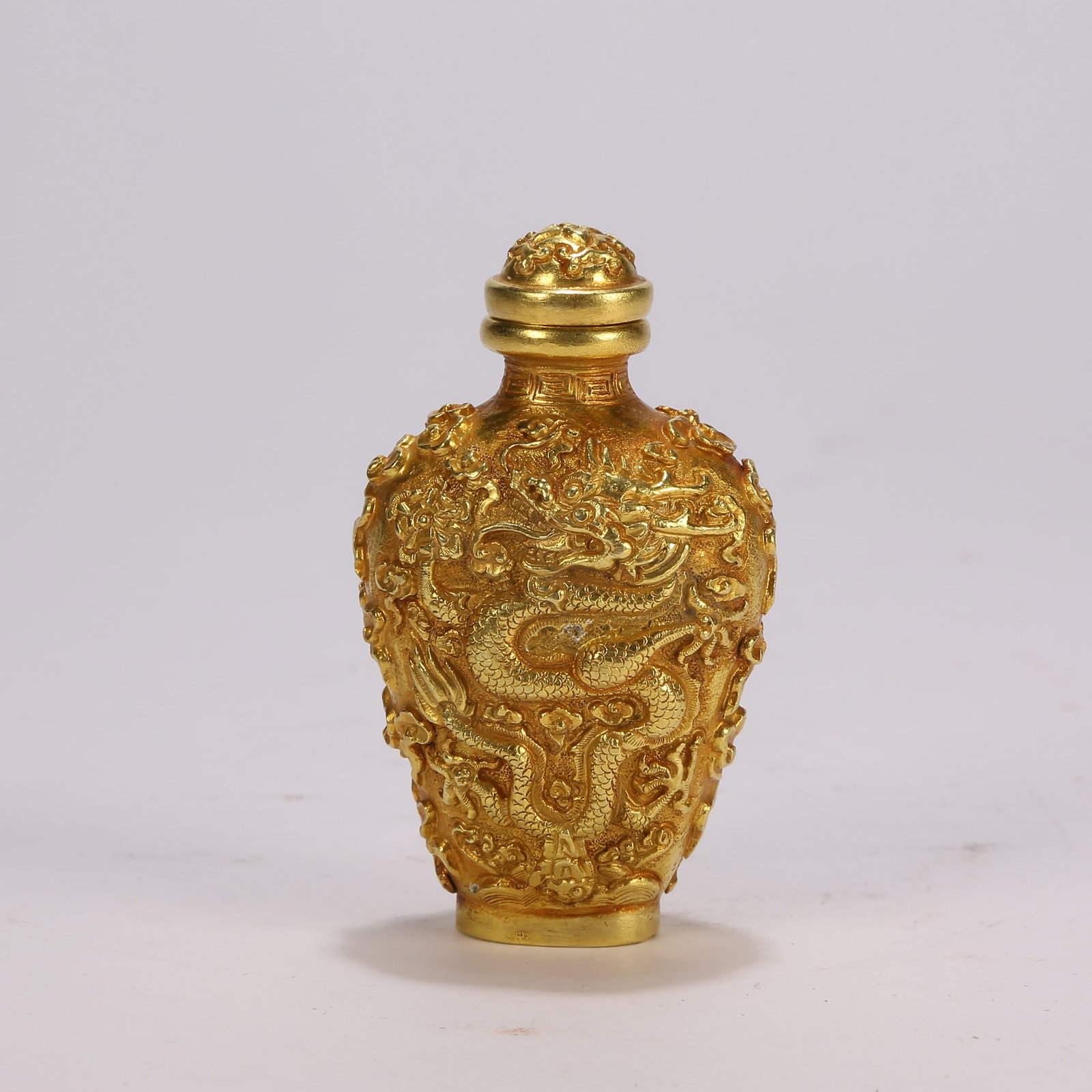 A PURE-GOLD SNUFF BOTTLE WITH CLOUD-AND-DRAGON DECORATION: Pure-gold snuff bottle with cloud-and-dragon decoration