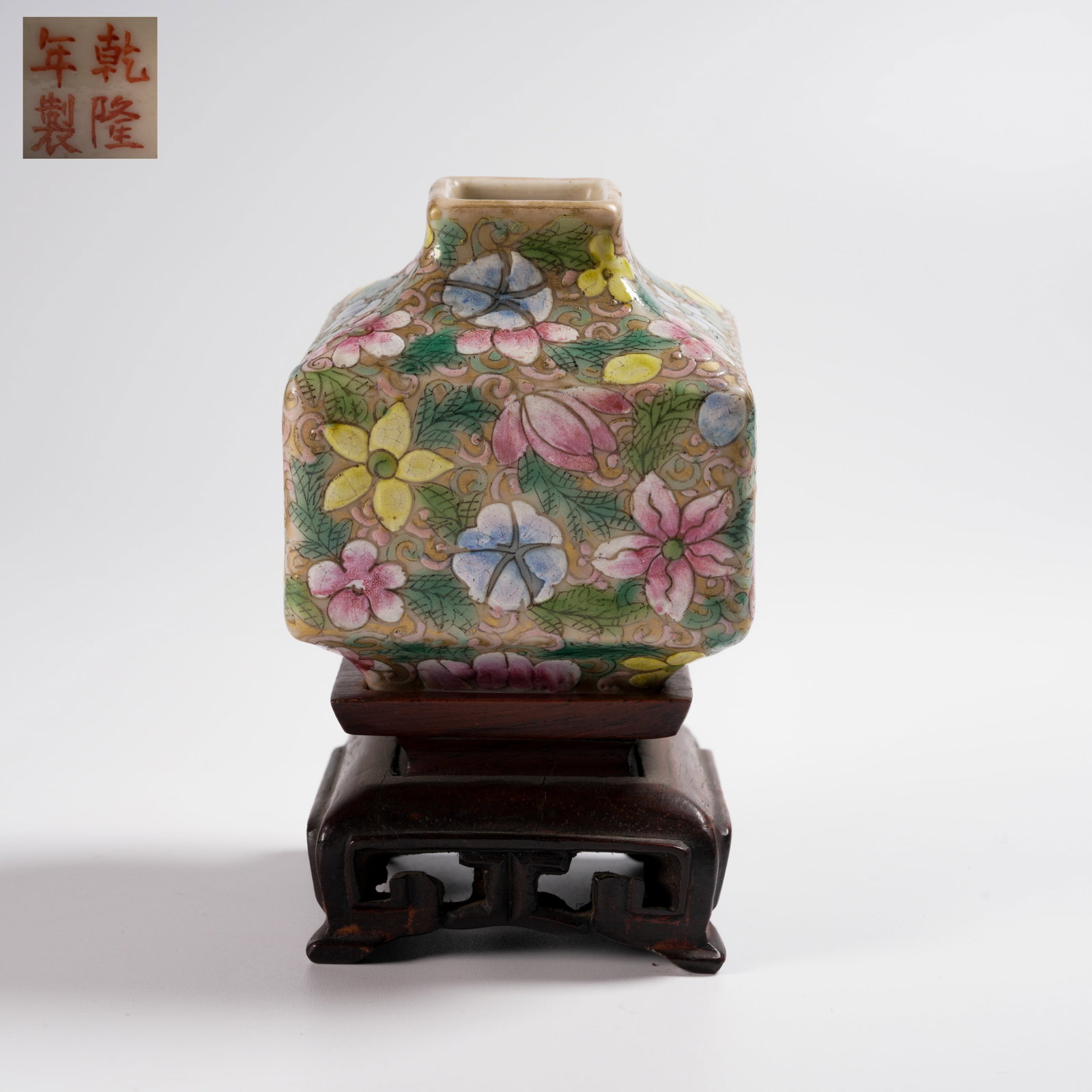 A FAMILLE ROSE FLORAL MOTIF POMEGRANATE VASE: Famille Rose Floral Motif Pomegranate Vase