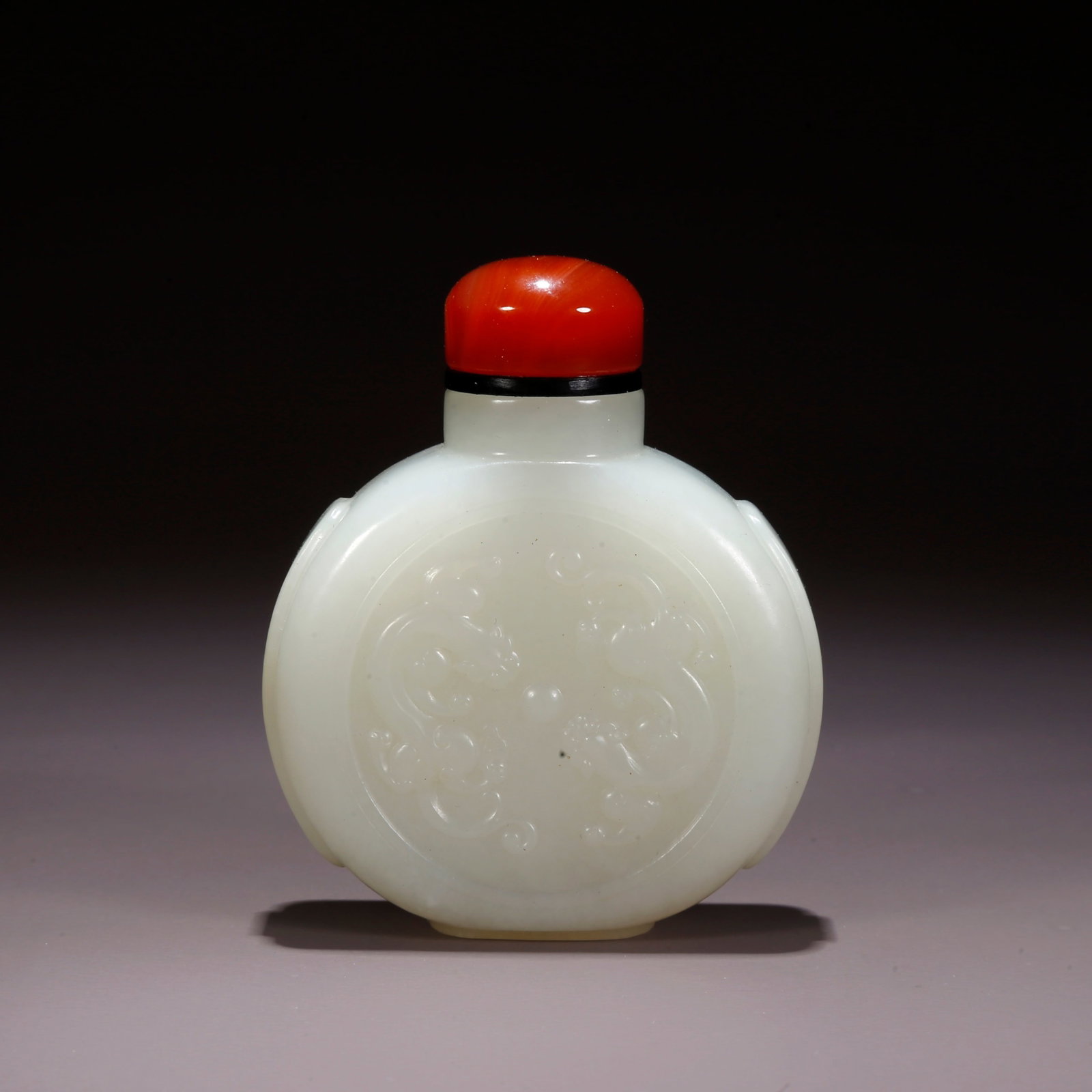 A HETIAN JADE DRAGON MOTIF SNUFF BOTTLE (1 of 9)