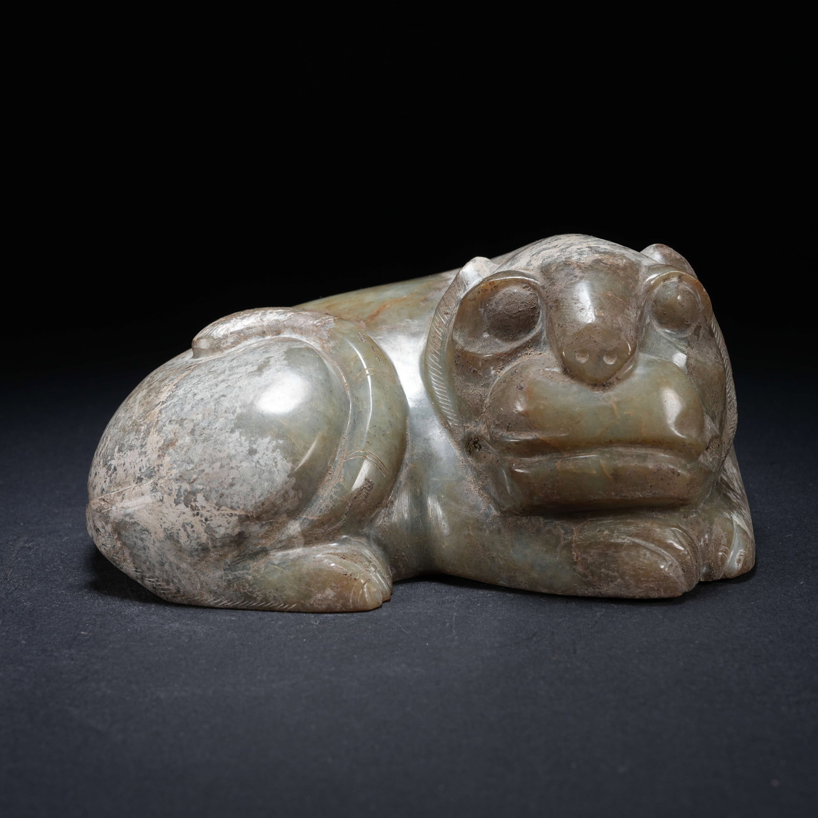 A ARCHAIC JADE RECLINING BEAST ORNAMENT (1 of 8)