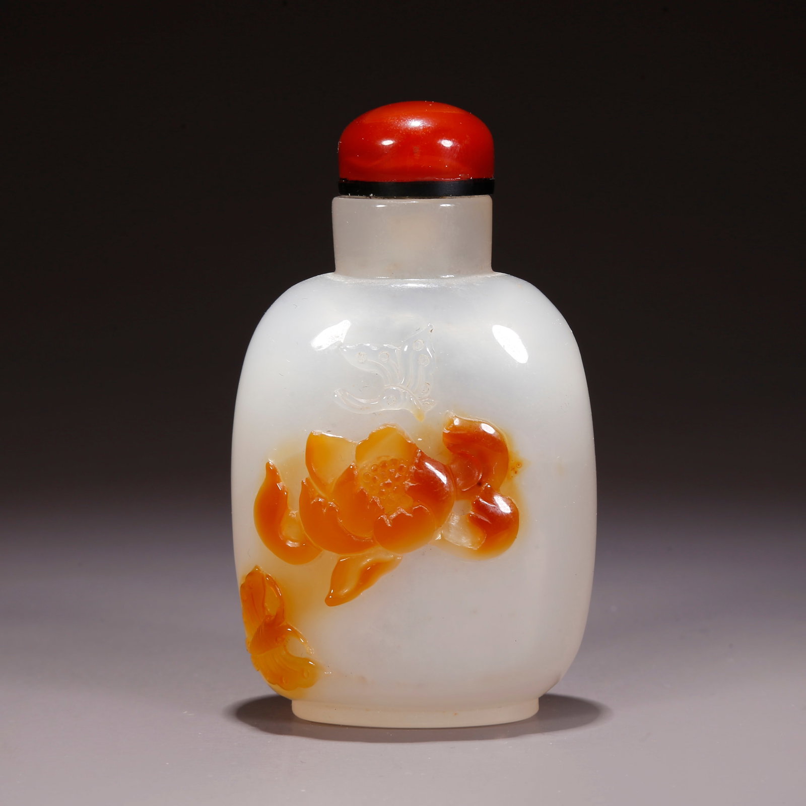 A AGATE CARVED SNUFF BOTTLE WITH FLORAL MOTIF (1 of 9)