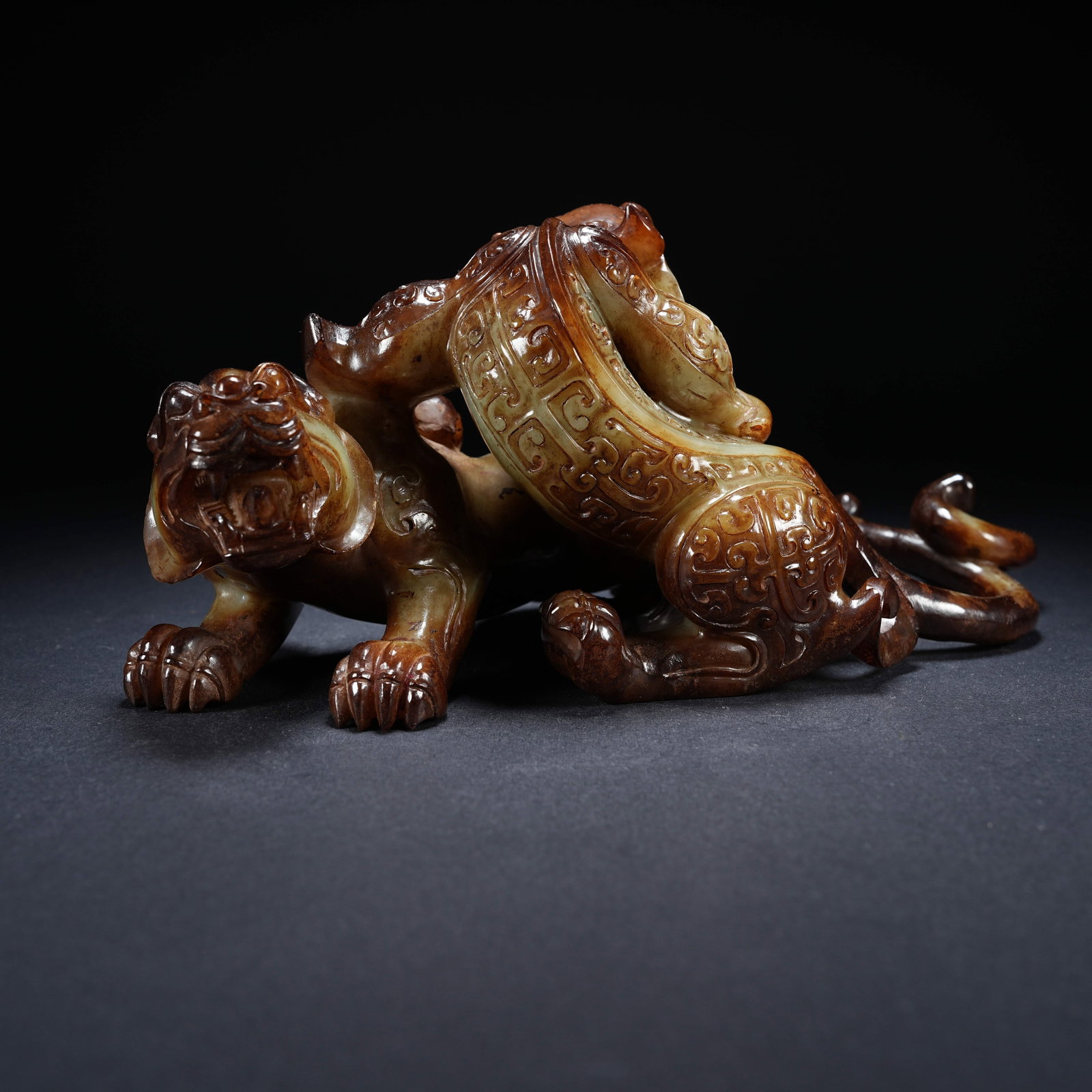 A ARCHAIC JADE COMBINED DOUBLE BEAST ORNAMENT (1 of 8)