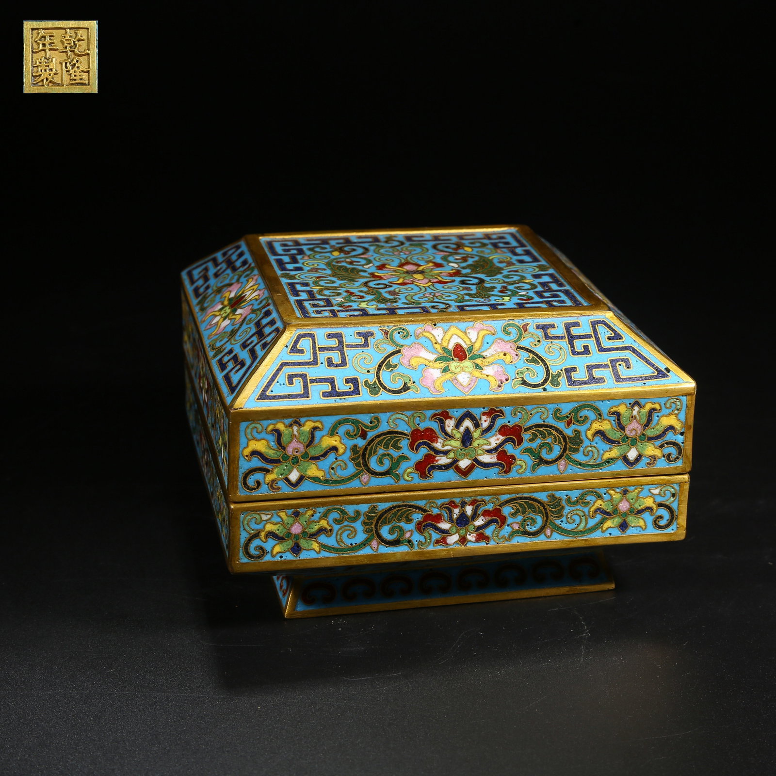 A CLOISONNE ENAMEL COVERED BOX WITH FLORAL SCROLL PATTERN (1 of 9)