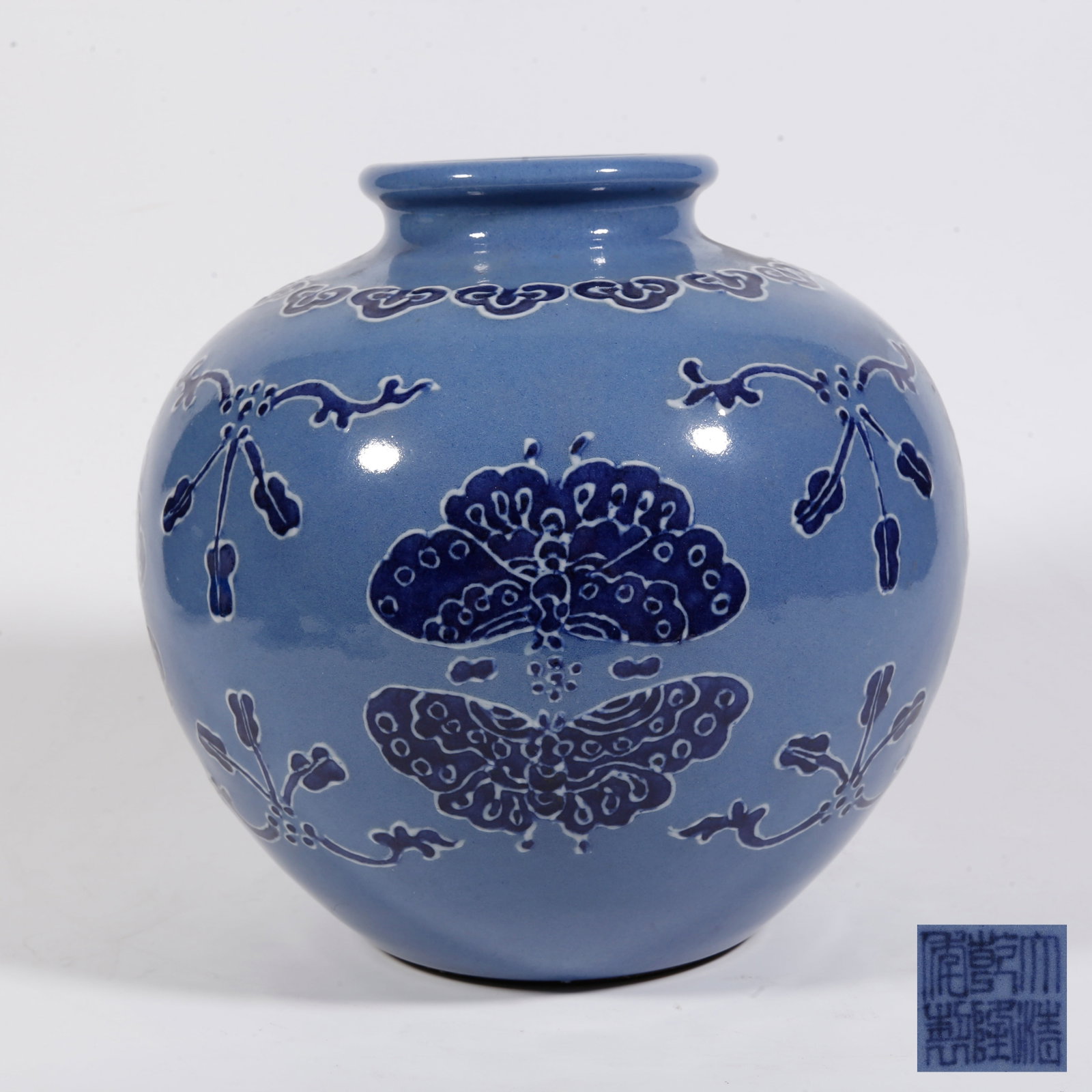 A BLUE-GROUND BLUE AND WHITE BUTTERFLY PATTERN JAR (1 of 9)