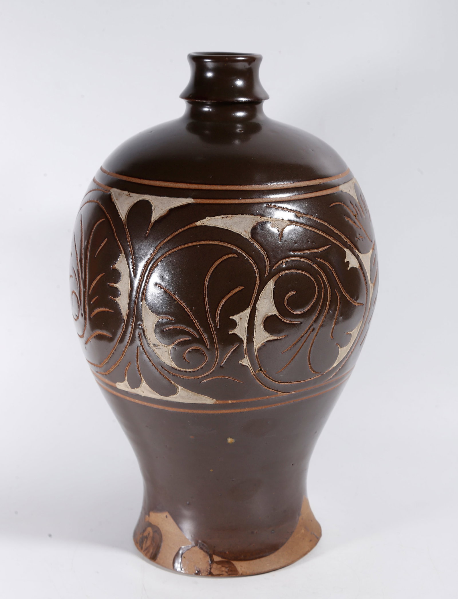 A CIZHOU KILN VASE WITH FLORAL PATTERN: Cizhou Kiln Vase with Floral Pattern