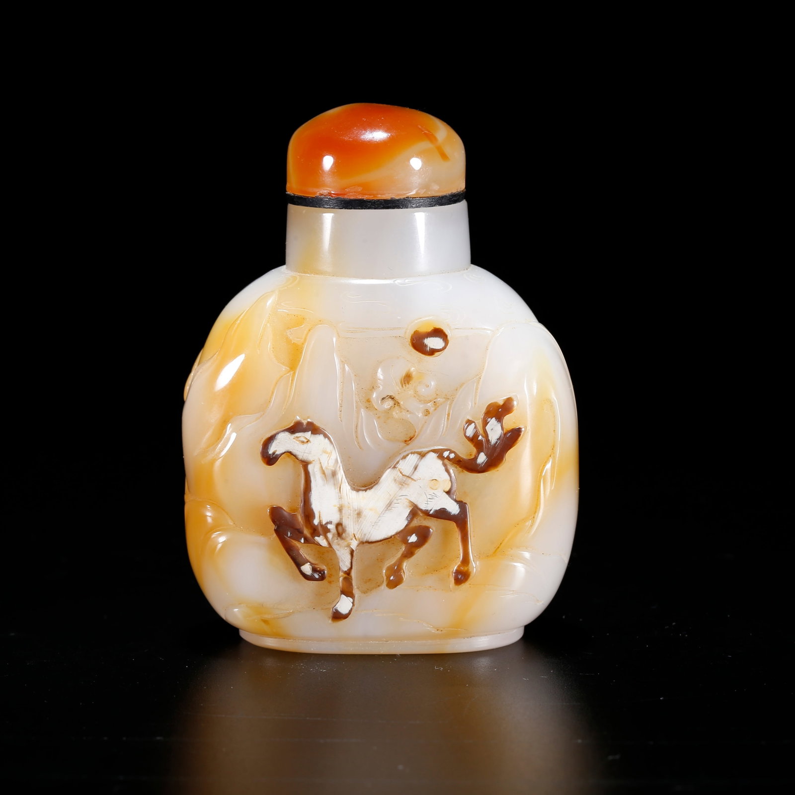 A AGATE SNUFF BOTTLE CARVED WITH STEED PATTERN: Agate Snuff Bottle Carved with Steed Pattern