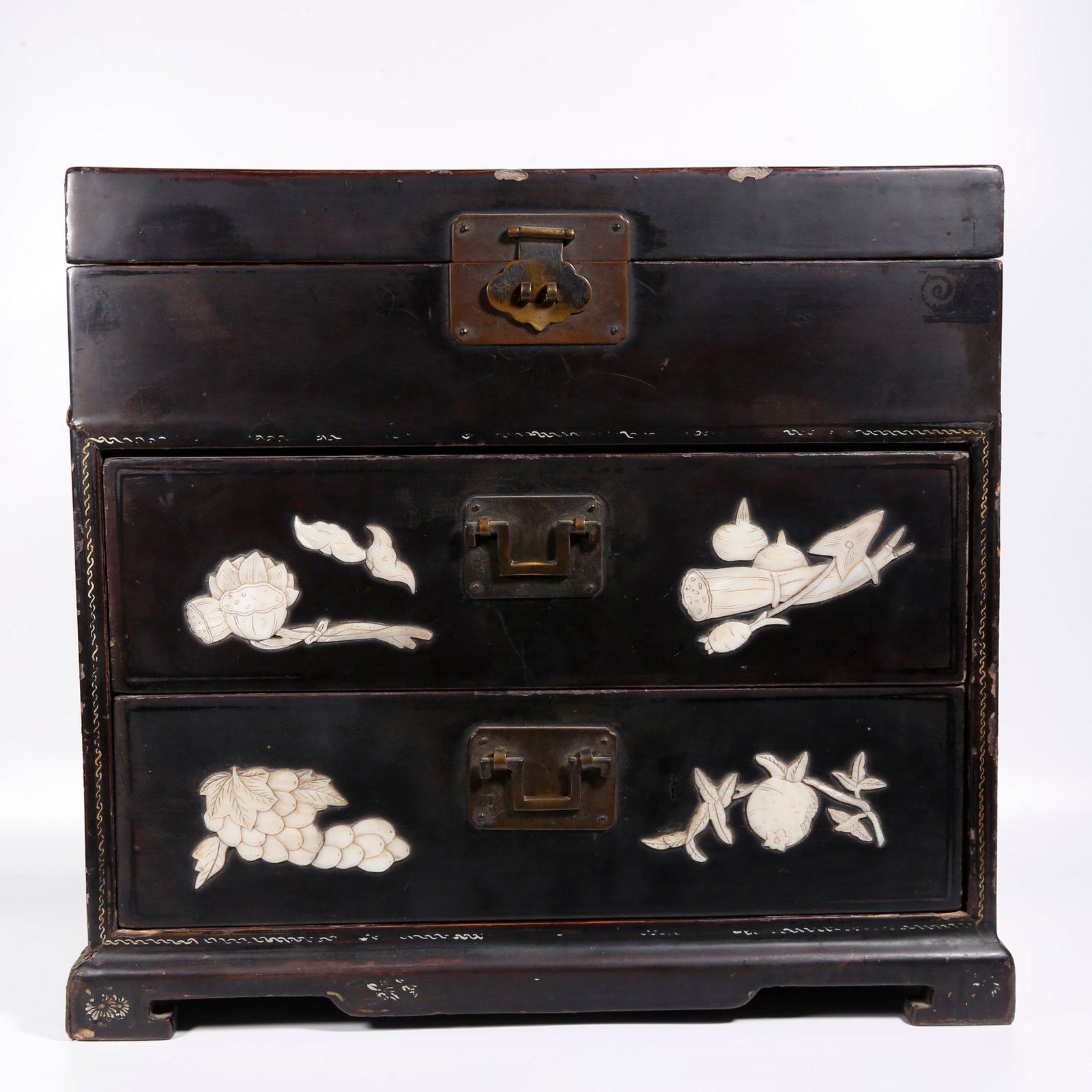 A LACQUERED WOOD COSMETIC BOX INLAID WITH PRECIOUS STONES (1 of 11)