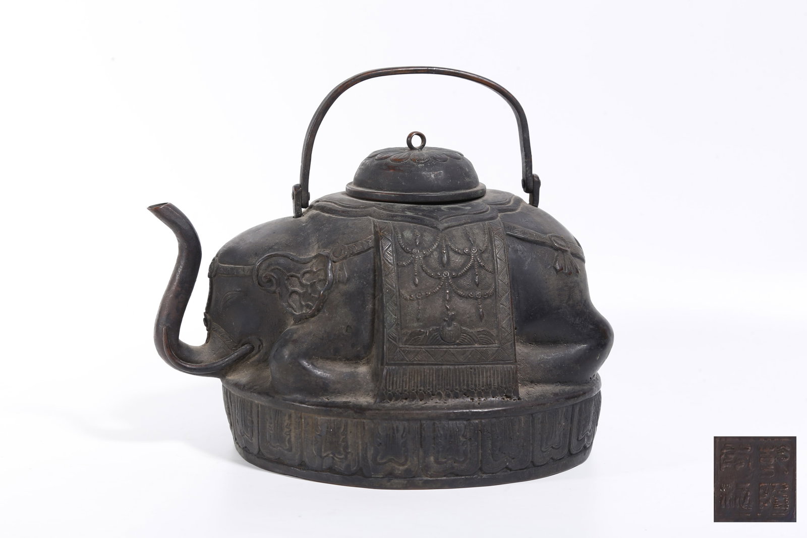 A BRONZE VASE WITH PEACE AND AUSPICIOUS ELEPHANT MOTIF (1 of 9)