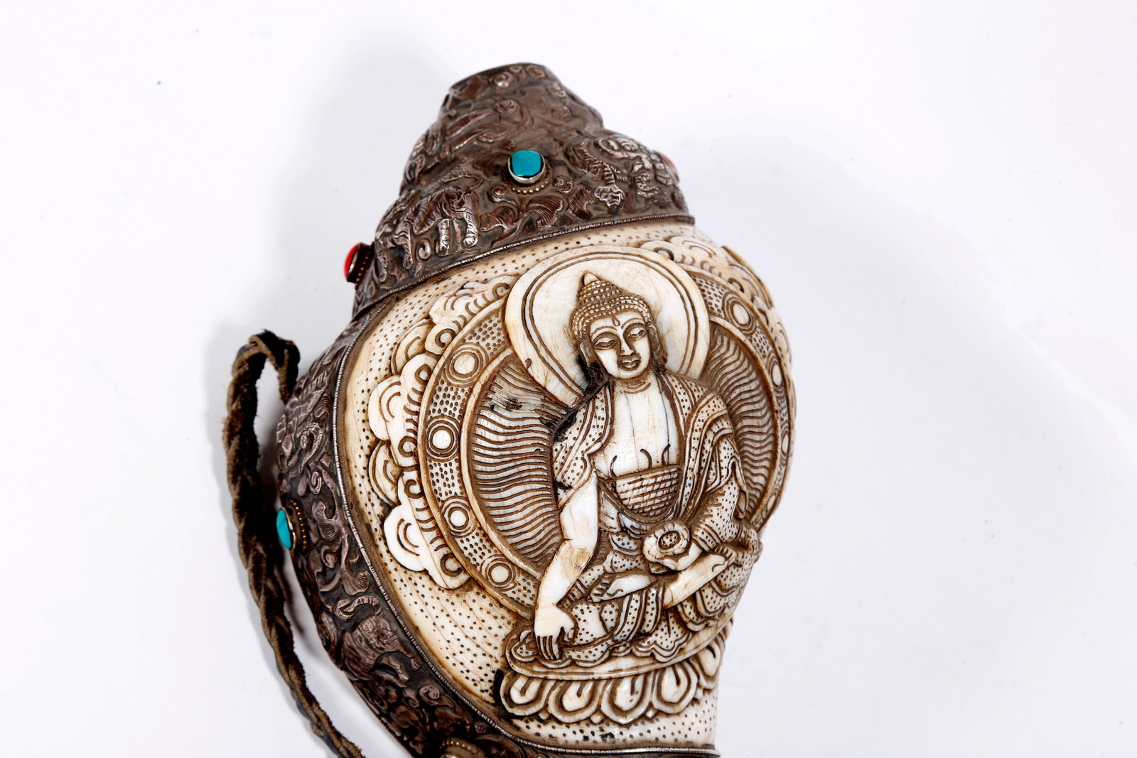 A SILVER-MOUNTED CONCH RITUAL IMPLEMENT - 2