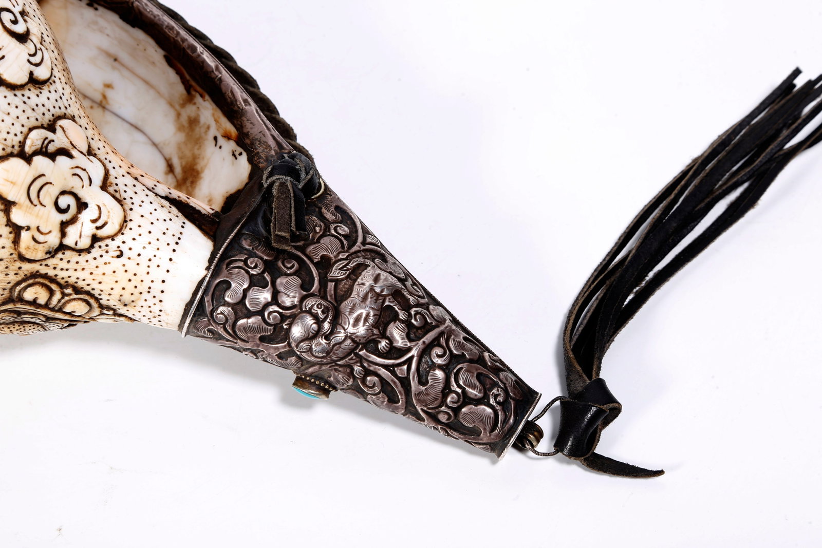 A SILVER-MOUNTED CONCH RITUAL IMPLEMENT - 8