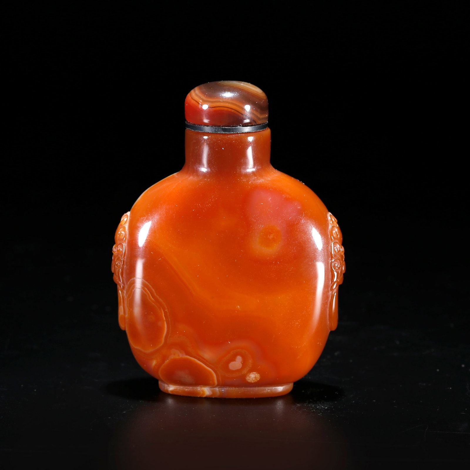 A AGATE CARVED SNUFF BOTTLE (1 of 9)