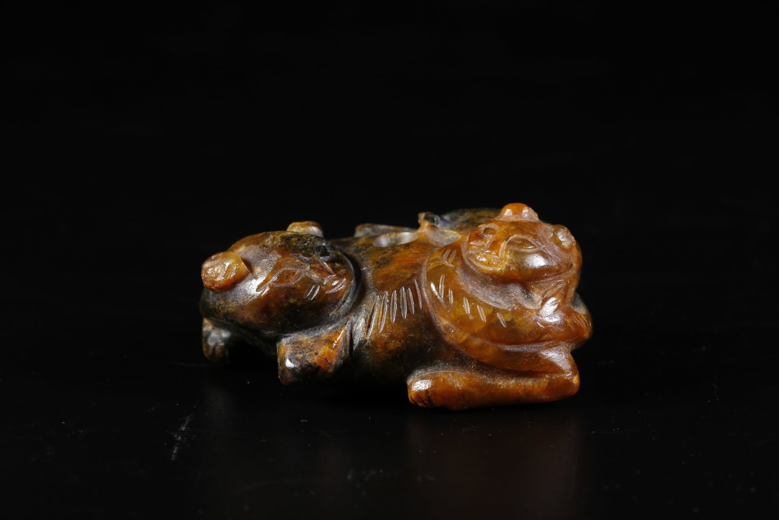 A ARCHAIC JADE CARVING MOTHER AND CUB BEAST ORNAMENT: Archaic Jade Carving Mother and Cub Beast Ornament
