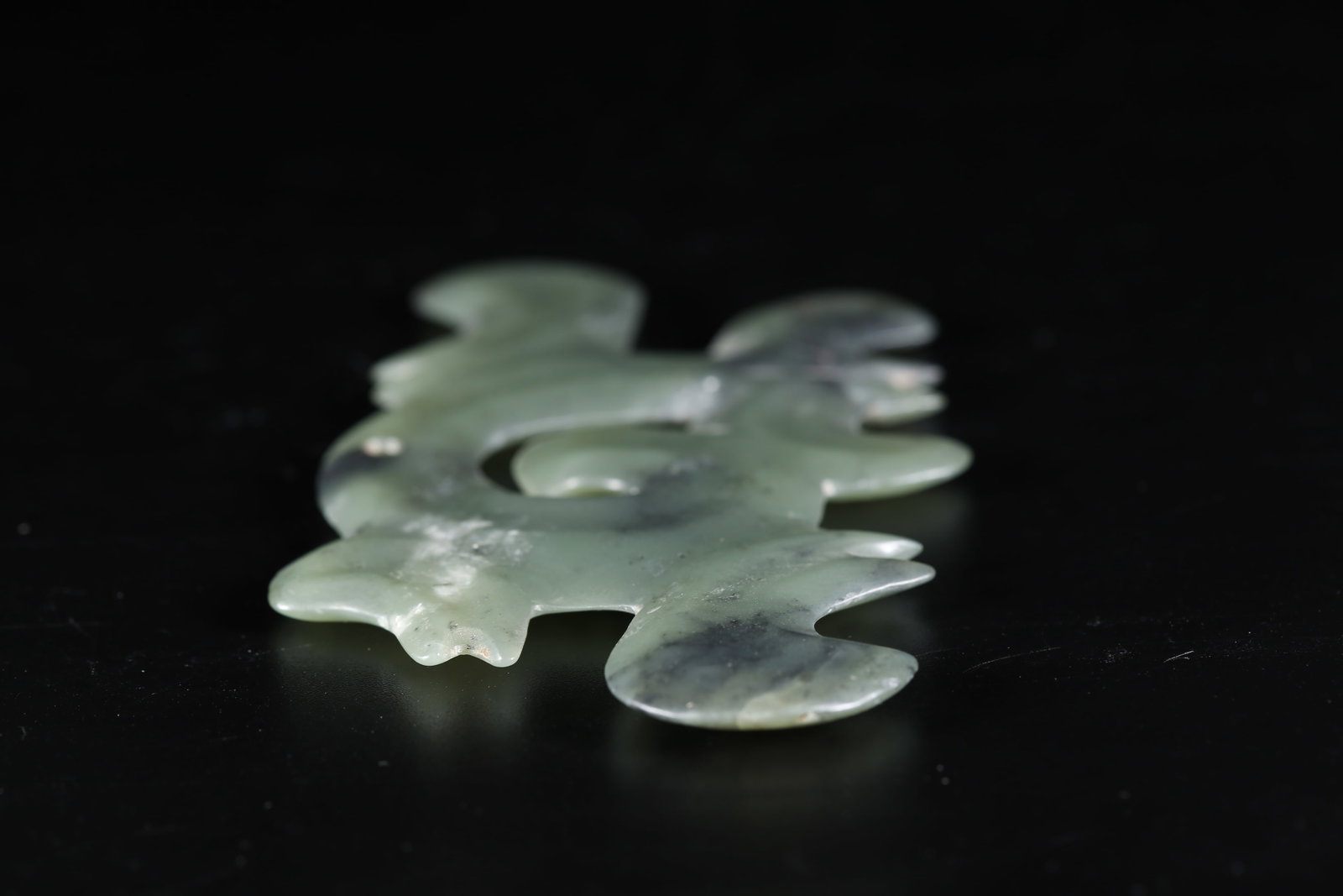 A ARCHAIC JADE CLOUD-PATTERN PENDANT - 7