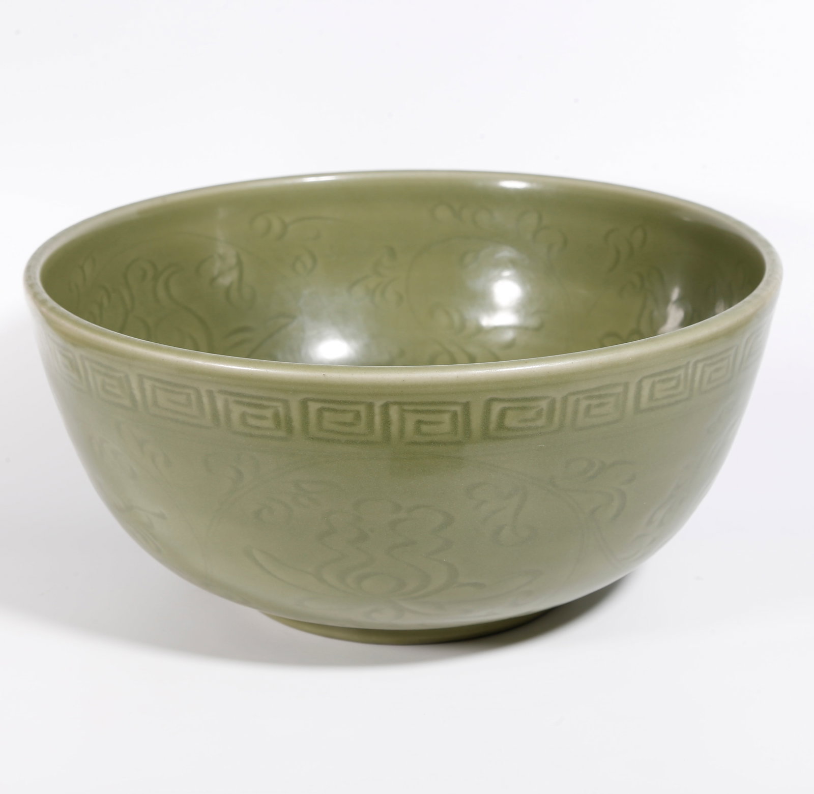 A LARGE LONGQUAN KILN BOWL WITH INTERLOCKING FLORAL PATTERN (1 of 10)