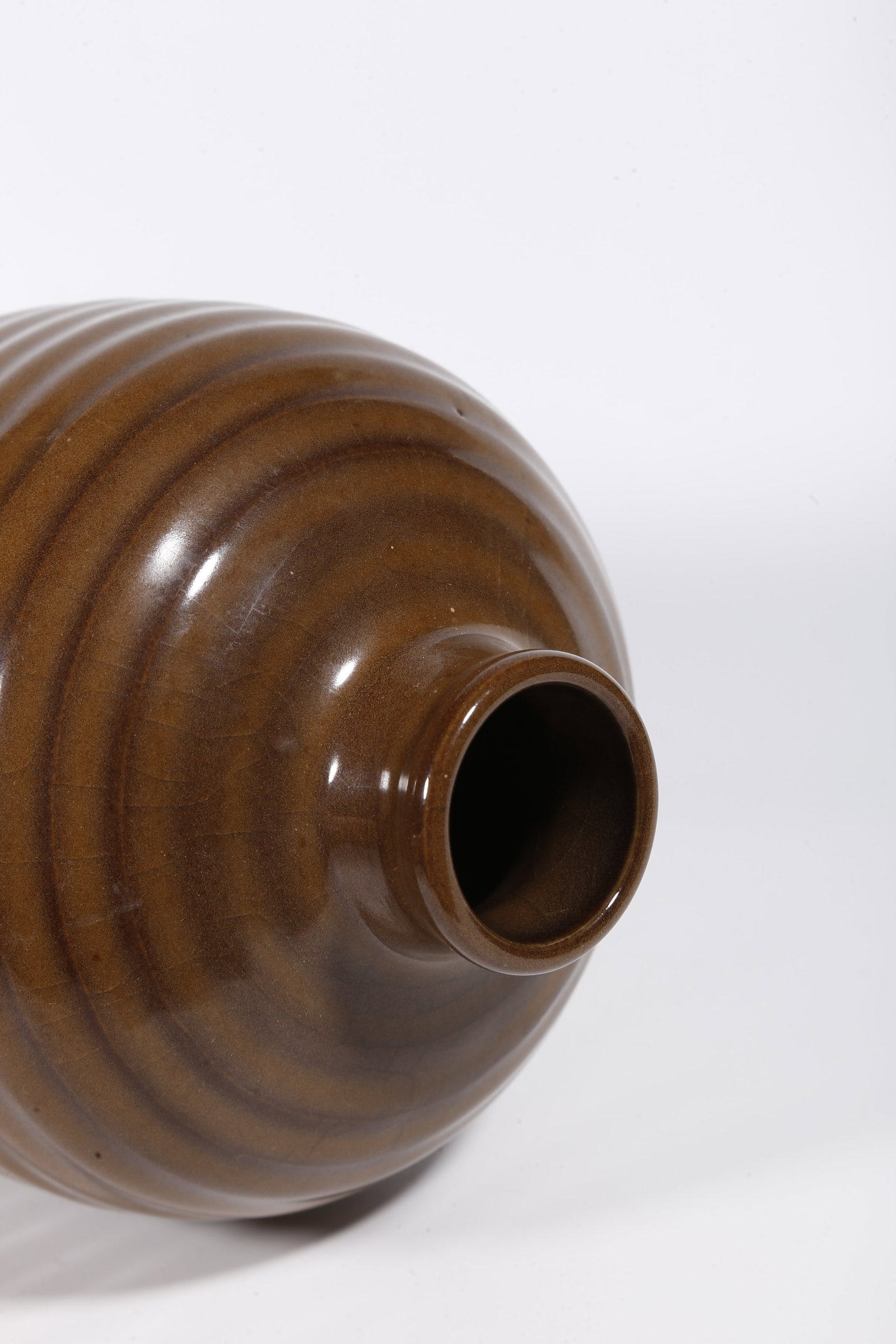 A BROWN GLAZE STRING PATTERN VASE - 7