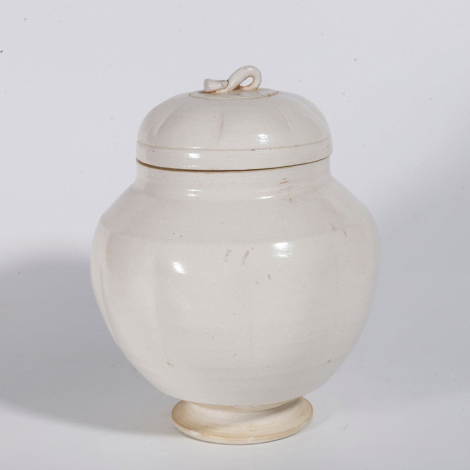 A WHITE GLAZE COVERED JAR: White Glaze Covered Jar