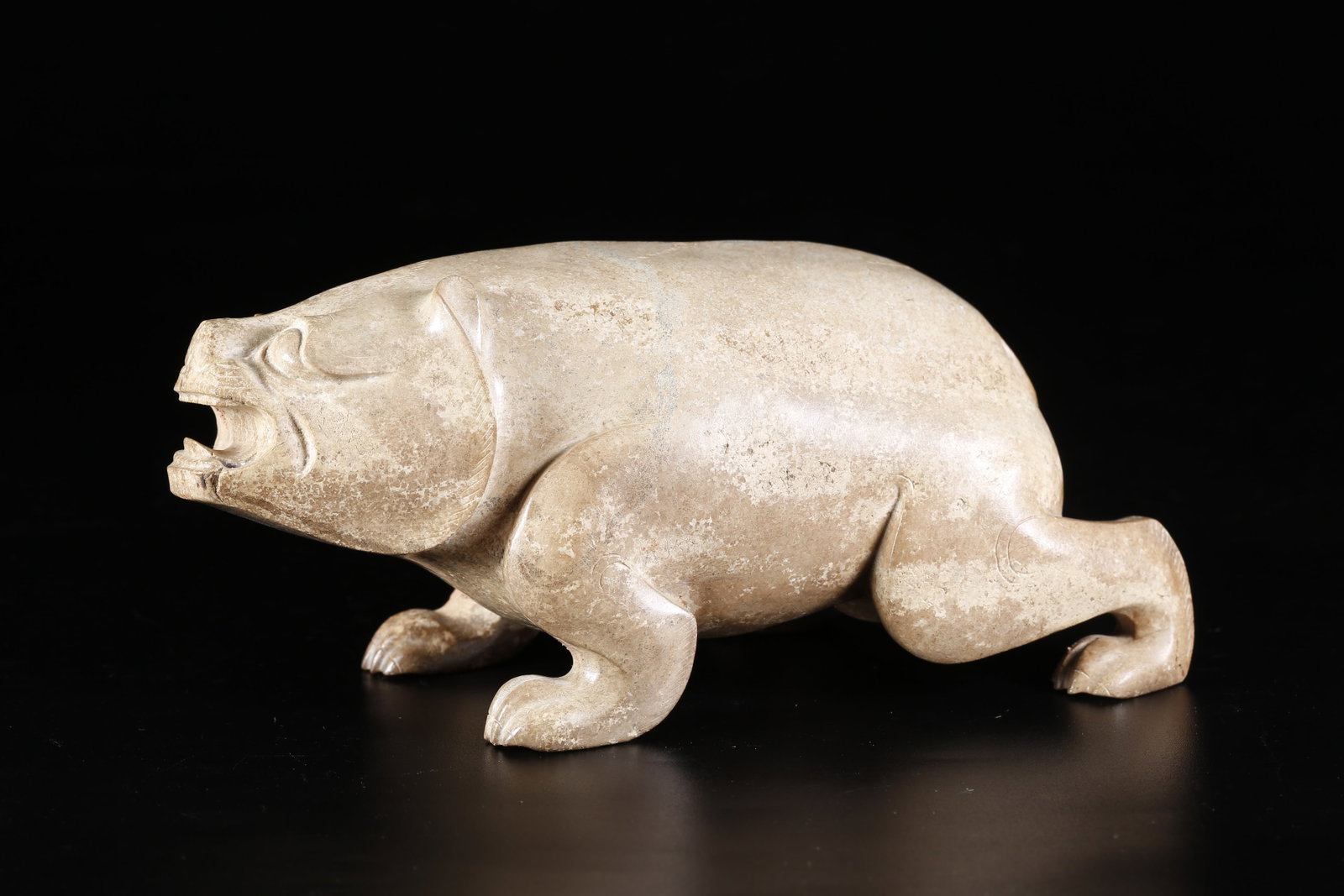 A ARCHAIC JADE CARVING BEAST ORNAMENT (1 of 9)