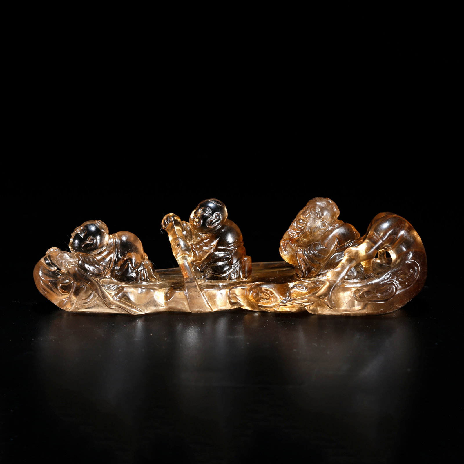 A CRYSTAL ORNAMENT CARVED WITH FIGURE STORY PATTERN: Crystal Ornament Carved with Figure Story Pattern