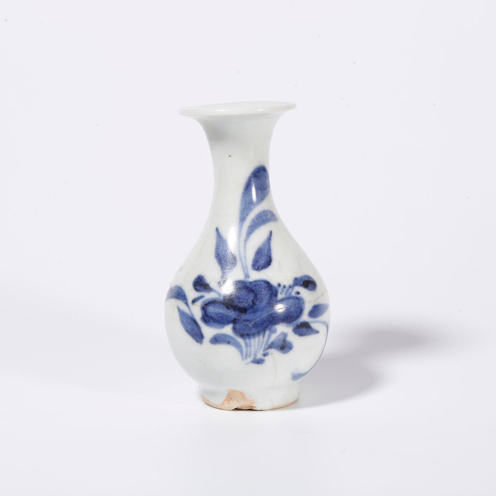 A BLUE AND WHITE FLORAL PATTERN PEAR-SHAPED VASE: Blue and White Floral Pattern Pear-shaped Vase