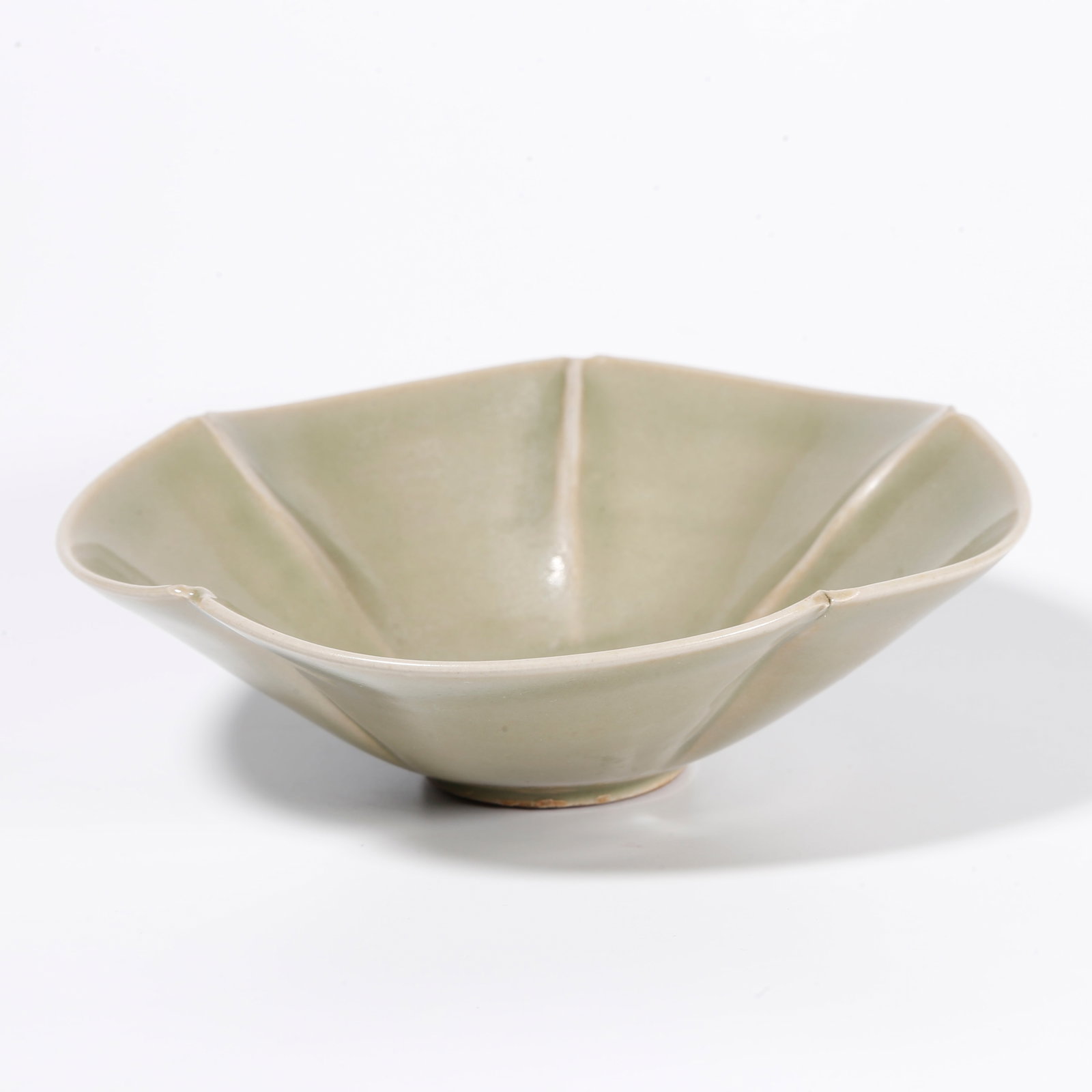 A YAOZHOU KILN FLORAL-RIMMED BOWL (1 of 10)