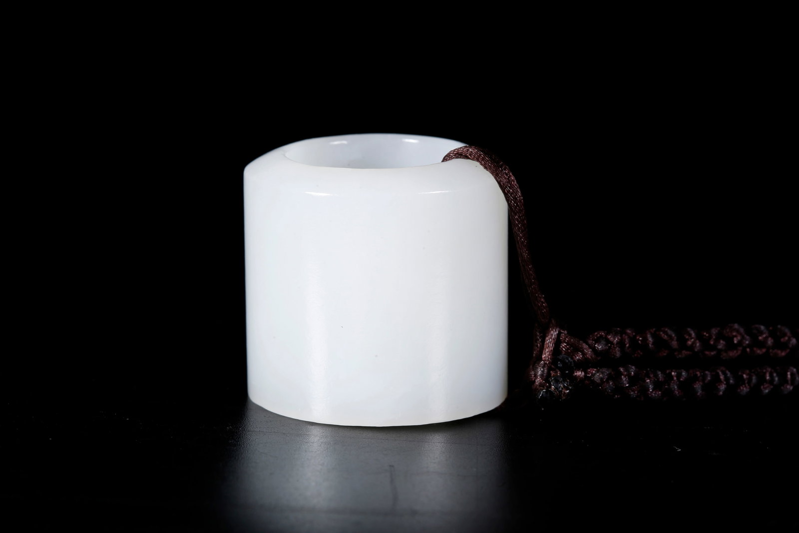 A NEPHRITE THUMB RING (1 of 8)