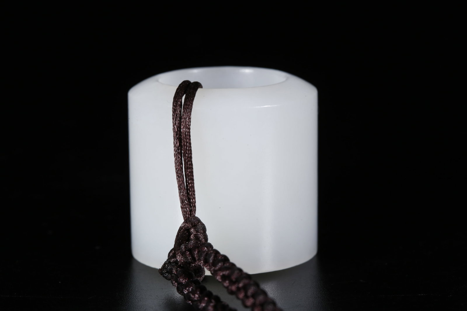 A NEPHRITE THUMB RING - 2