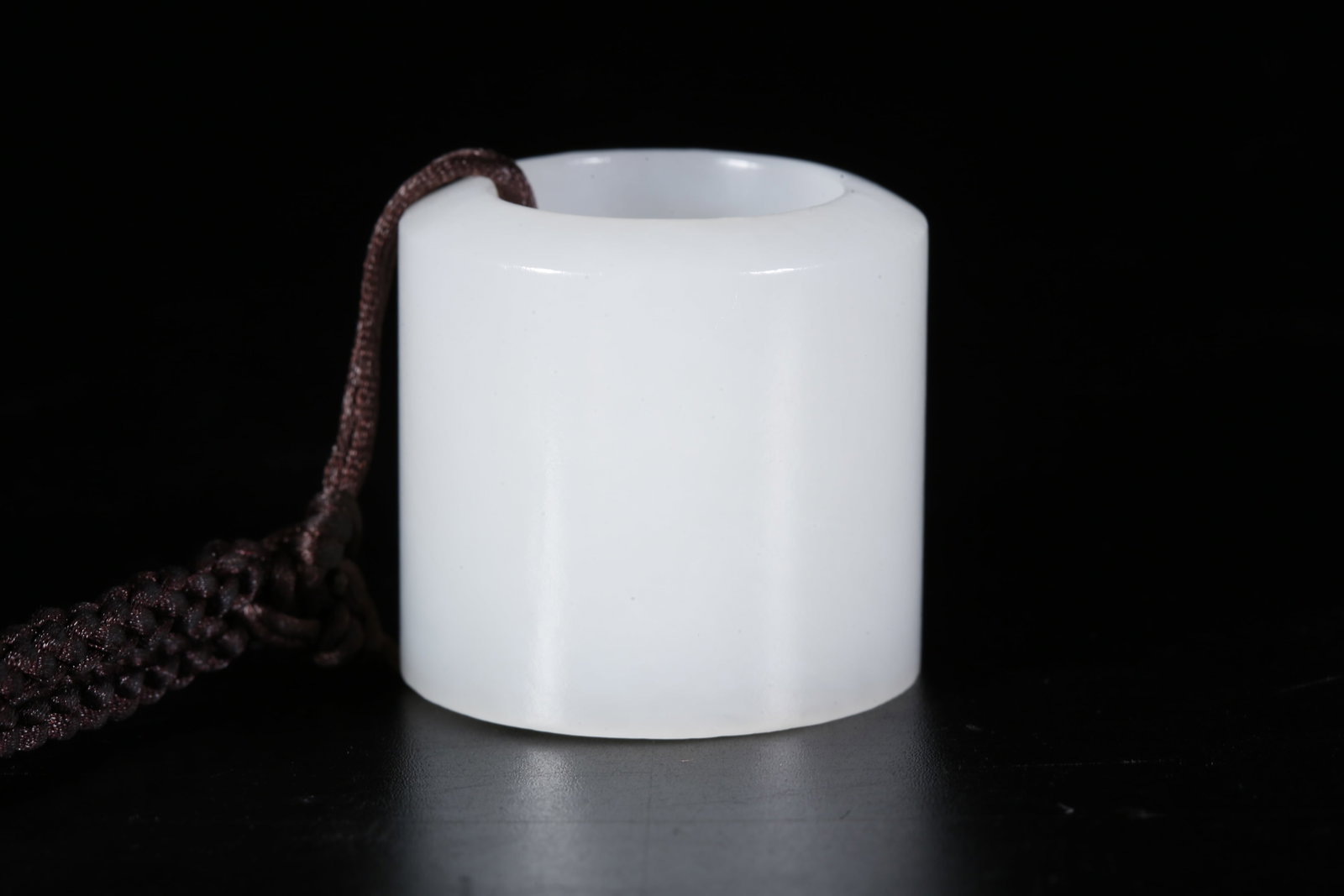 A NEPHRITE THUMB RING - 3